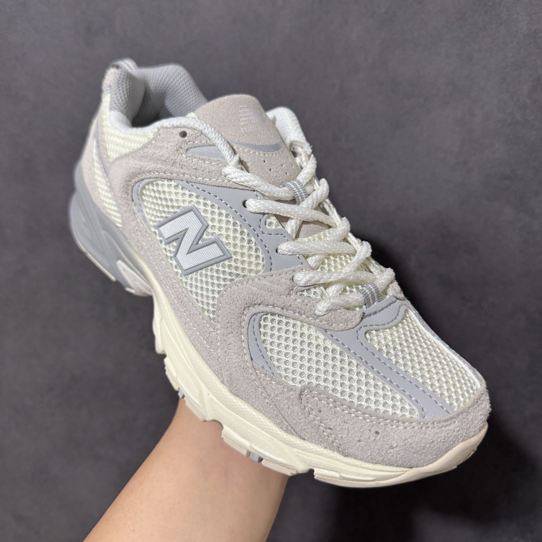 图片[3]-【公司级】New Balance NB530 新百伦复古透气跑步鞋 以皮革为主的人气轮廓 以极具复古风范的跑鞋外观呈现 设计上全鞋以简约清爽的纯白色作基底 鞋身覆盖大面积织物网眼材质 并于鞋头、鞋带孔眼片等细节处点缀对比鲜明的反光银镀层凸显 鞋舌、侧身等位置则辅以一贯的「N」字标志和品牌徽标彰显身份 最后通过搭载的 ABZORB 缓震中底完善整体造型 货号：MR530MR 尺码：36-45-选品中心