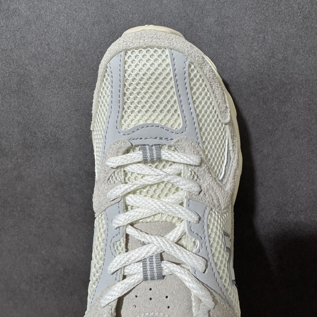 图片[5]-【公司级】New Balance NB530 新百伦复古透气跑步鞋 以皮革为主的人气轮廓 以极具复古风范的跑鞋外观呈现 设计上全鞋以简约清爽的纯白色作基底 鞋身覆盖大面积织物网眼材质 并于鞋头、鞋带孔眼片等细节处点缀对比鲜明的反光银镀层凸显 鞋舌、侧身等位置则辅以一贯的「N」字标志和品牌徽标彰显身份 最后通过搭载的 ABZORB 缓震中底完善整体造型 货号：MR530MR 尺码：36-45-选品中心