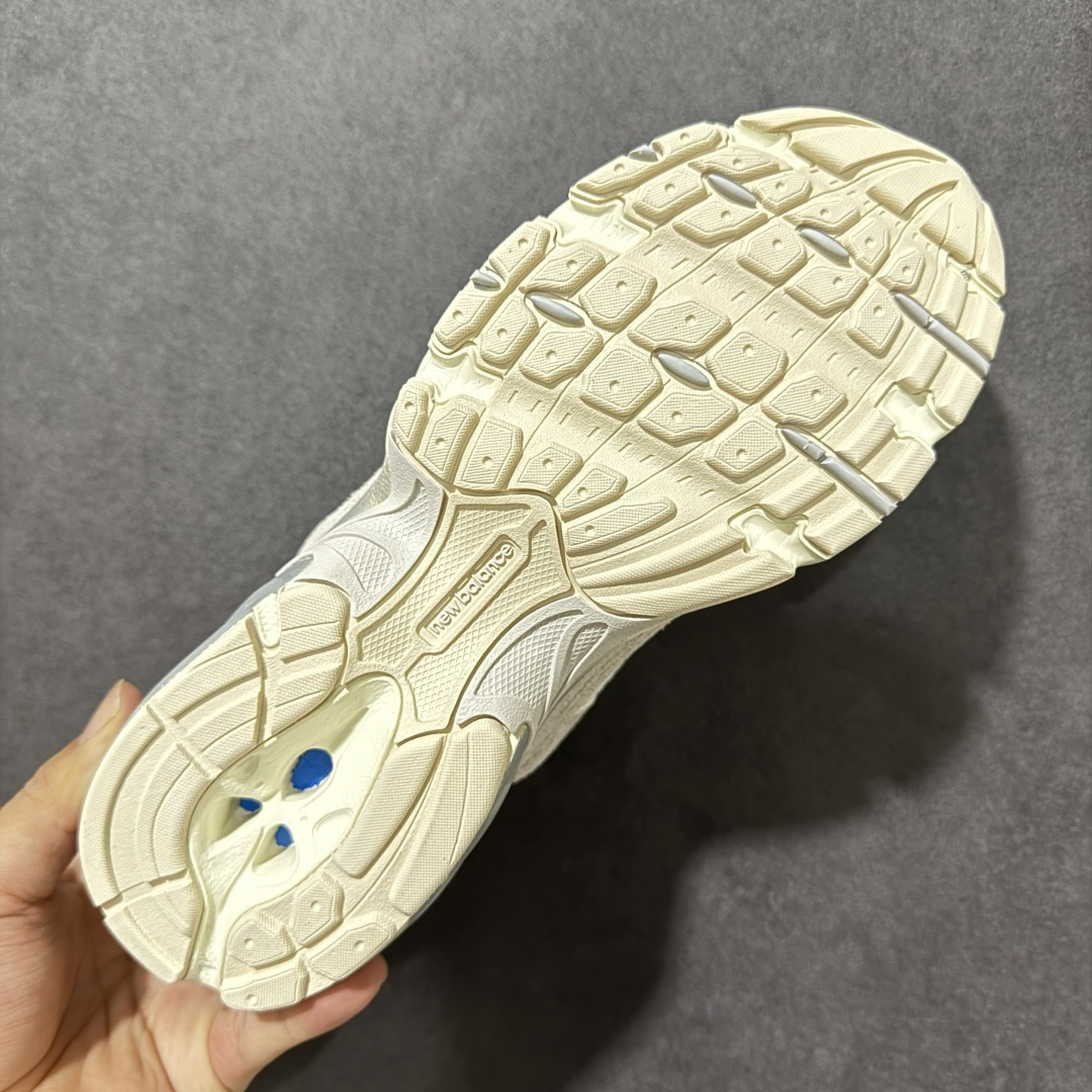图片[9]-【公司级】New Balance NB530 新百伦复古透气跑步鞋 以皮革为主的人气轮廓 以极具复古风范的跑鞋外观呈现 设计上全鞋以简约清爽的纯白色作基底 鞋身覆盖大面积织物网眼材质 并于鞋头、鞋带孔眼片等细节处点缀对比鲜明的反光银镀层凸显 鞋舌、侧身等位置则辅以一贯的「N」字标志和品牌徽标彰显身份 最后通过搭载的 ABZORB 缓震中底完善整体造型 货号：MR530MR 尺码：36-45-选品中心