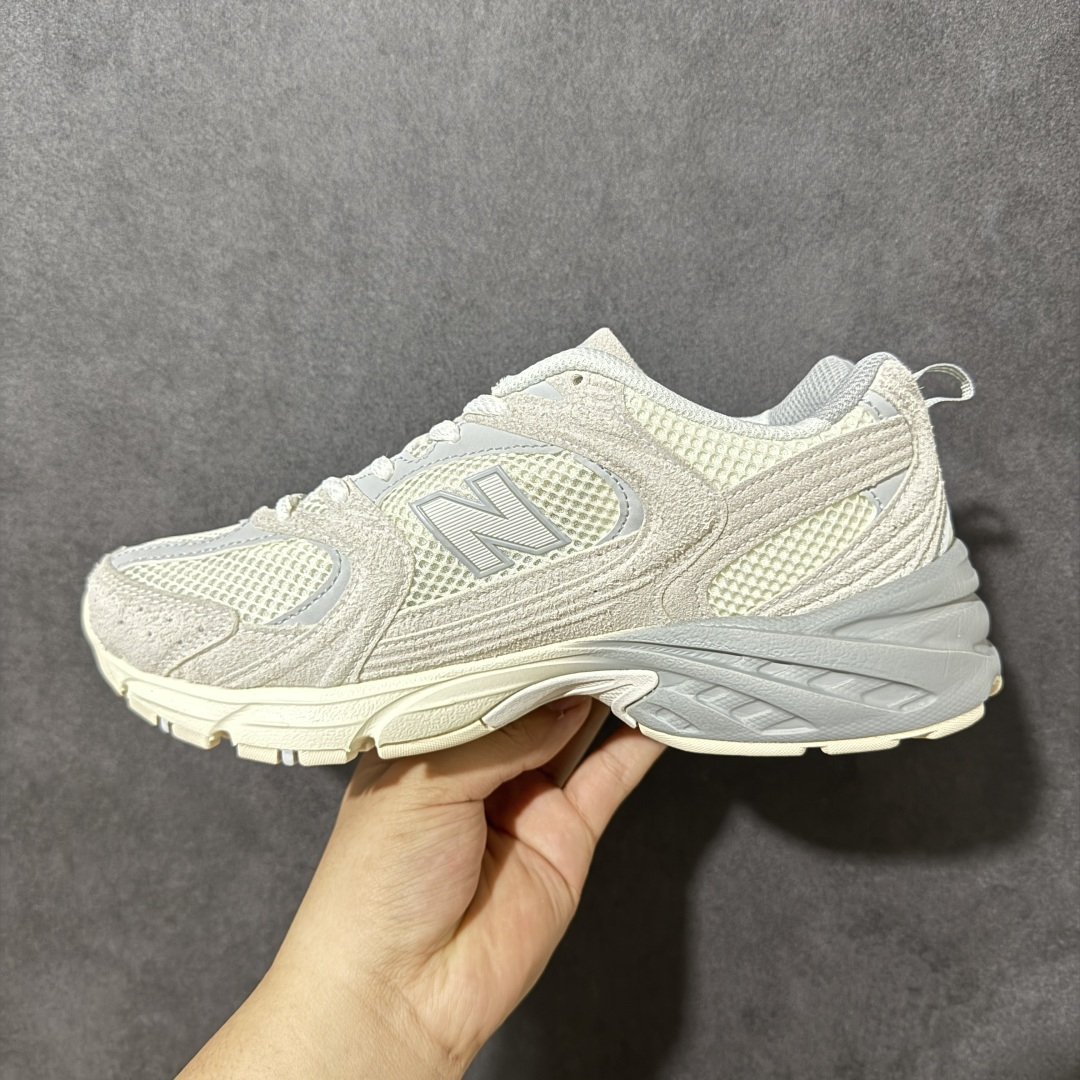 图片[2]-【公司级】New Balance NB530 新百伦复古透气跑步鞋 以皮革为主的人气轮廓 以极具复古风范的跑鞋外观呈现 设计上全鞋以简约清爽的纯白色作基底 鞋身覆盖大面积织物网眼材质 并于鞋头、鞋带孔眼片等细节处点缀对比鲜明的反光银镀层凸显 鞋舌、侧身等位置则辅以一贯的「N」字标志和品牌徽标彰显身份 最后通过搭载的 ABZORB 缓震中底完善整体造型 货号：MR530MR 尺码：36-45-选品中心