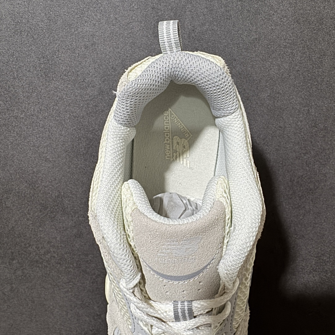 图片[6]-【公司级】New Balance NB530 新百伦复古透气跑步鞋 以皮革为主的人气轮廓 以极具复古风范的跑鞋外观呈现 设计上全鞋以简约清爽的纯白色作基底 鞋身覆盖大面积织物网眼材质 并于鞋头、鞋带孔眼片等细节处点缀对比鲜明的反光银镀层凸显 鞋舌、侧身等位置则辅以一贯的「N」字标志和品牌徽标彰显身份 最后通过搭载的 ABZORB 缓震中底完善整体造型 货号：MR530MR 尺码：36-45-选品中心