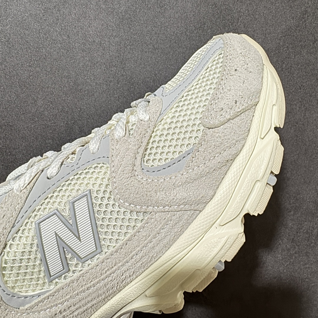 图片[8]-【公司级】New Balance NB530 新百伦复古透气跑步鞋 以皮革为主的人气轮廓 以极具复古风范的跑鞋外观呈现 设计上全鞋以简约清爽的纯白色作基底 鞋身覆盖大面积织物网眼材质 并于鞋头、鞋带孔眼片等细节处点缀对比鲜明的反光银镀层凸显 鞋舌、侧身等位置则辅以一贯的「N」字标志和品牌徽标彰显身份 最后通过搭载的 ABZORB 缓震中底完善整体造型 货号：MR530MR 尺码：36-45-选品中心