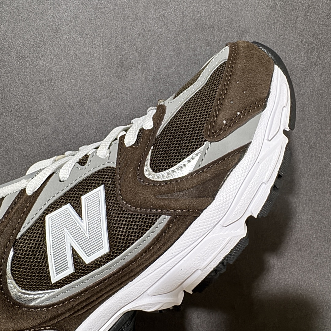 图片[8]-【公司级】New Balance NB530 新百伦复古透气跑步鞋 以皮革为主的人气轮廓 以极具复古风范的跑鞋外观呈现 设计上全鞋以简约清爽的纯白色作基底 鞋身覆盖大面积织物网眼材质 并于鞋头、鞋带孔眼片等细节处点缀对比鲜明的反光银镀层凸显 鞋舌、侧身等位置则辅以一贯的「N」字标志和品牌徽标彰显身份 最后通过搭载的 ABZORB 缓震中底完善整体造型 货号：MR530CL 尺码：36-45-选品中心