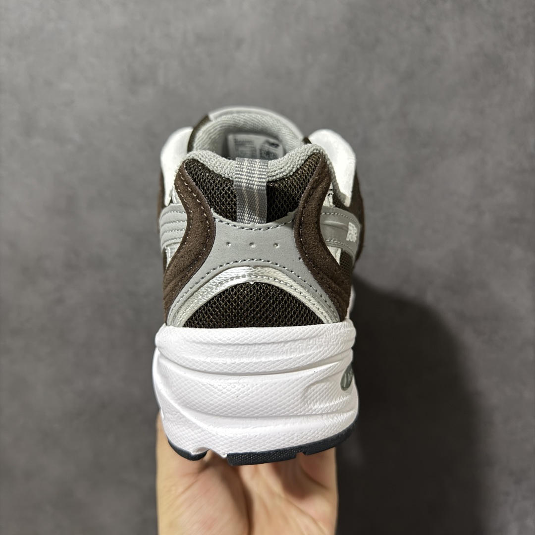 图片[4]-【公司级】New Balance NB530 新百伦复古透气跑步鞋 以皮革为主的人气轮廓 以极具复古风范的跑鞋外观呈现 设计上全鞋以简约清爽的纯白色作基底 鞋身覆盖大面积织物网眼材质 并于鞋头、鞋带孔眼片等细节处点缀对比鲜明的反光银镀层凸显 鞋舌、侧身等位置则辅以一贯的「N」字标志和品牌徽标彰显身份 最后通过搭载的 ABZORB 缓震中底完善整体造型 货号：MR530CL 尺码：36-45-选品中心