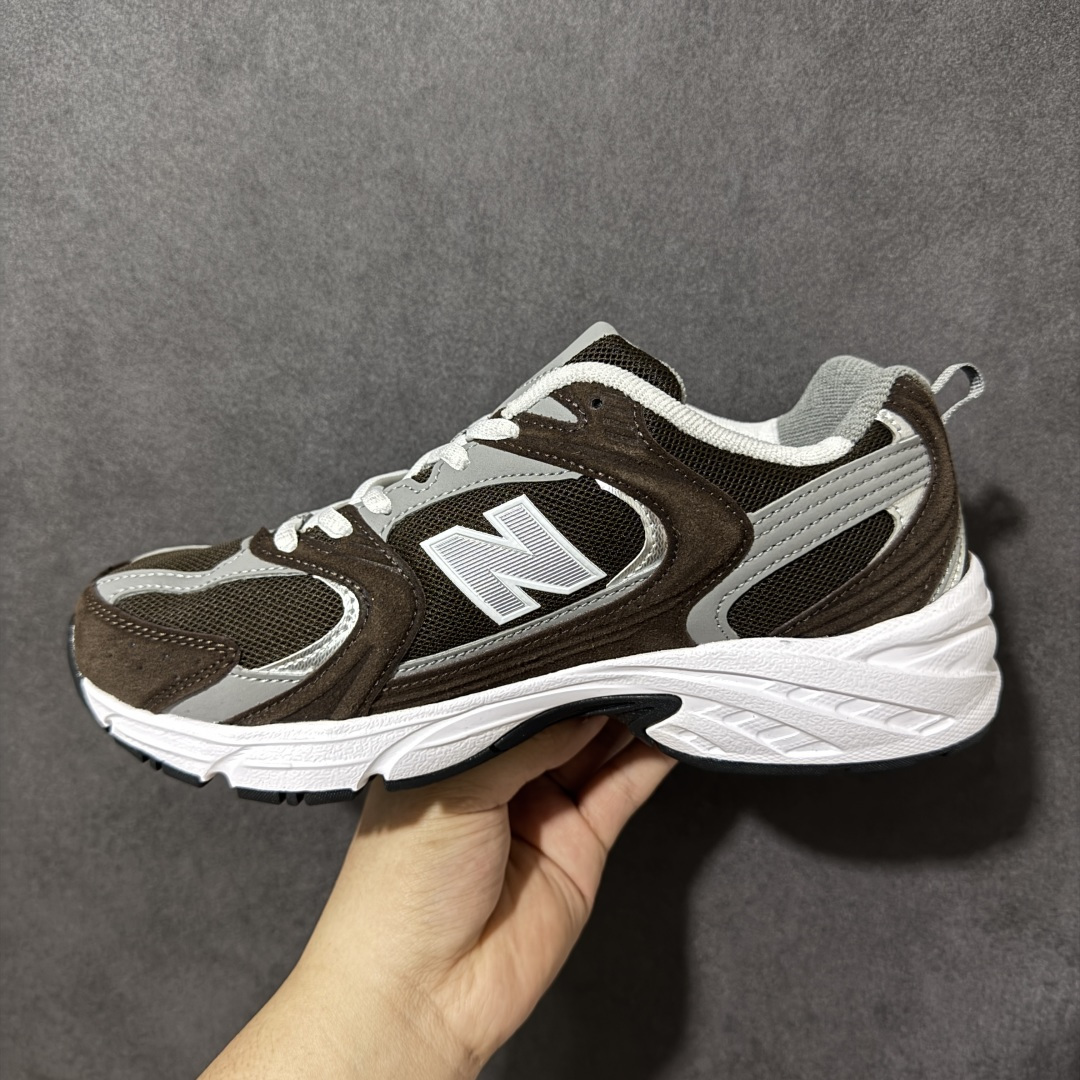 图片[2]-【公司级】New Balance NB530 新百伦复古透气跑步鞋 以皮革为主的人气轮廓 以极具复古风范的跑鞋外观呈现 设计上全鞋以简约清爽的纯白色作基底 鞋身覆盖大面积织物网眼材质 并于鞋头、鞋带孔眼片等细节处点缀对比鲜明的反光银镀层凸显 鞋舌、侧身等位置则辅以一贯的「N」字标志和品牌徽标彰显身份 最后通过搭载的 ABZORB 缓震中底完善整体造型 货号：MR530CL 尺码：36-45-选品中心