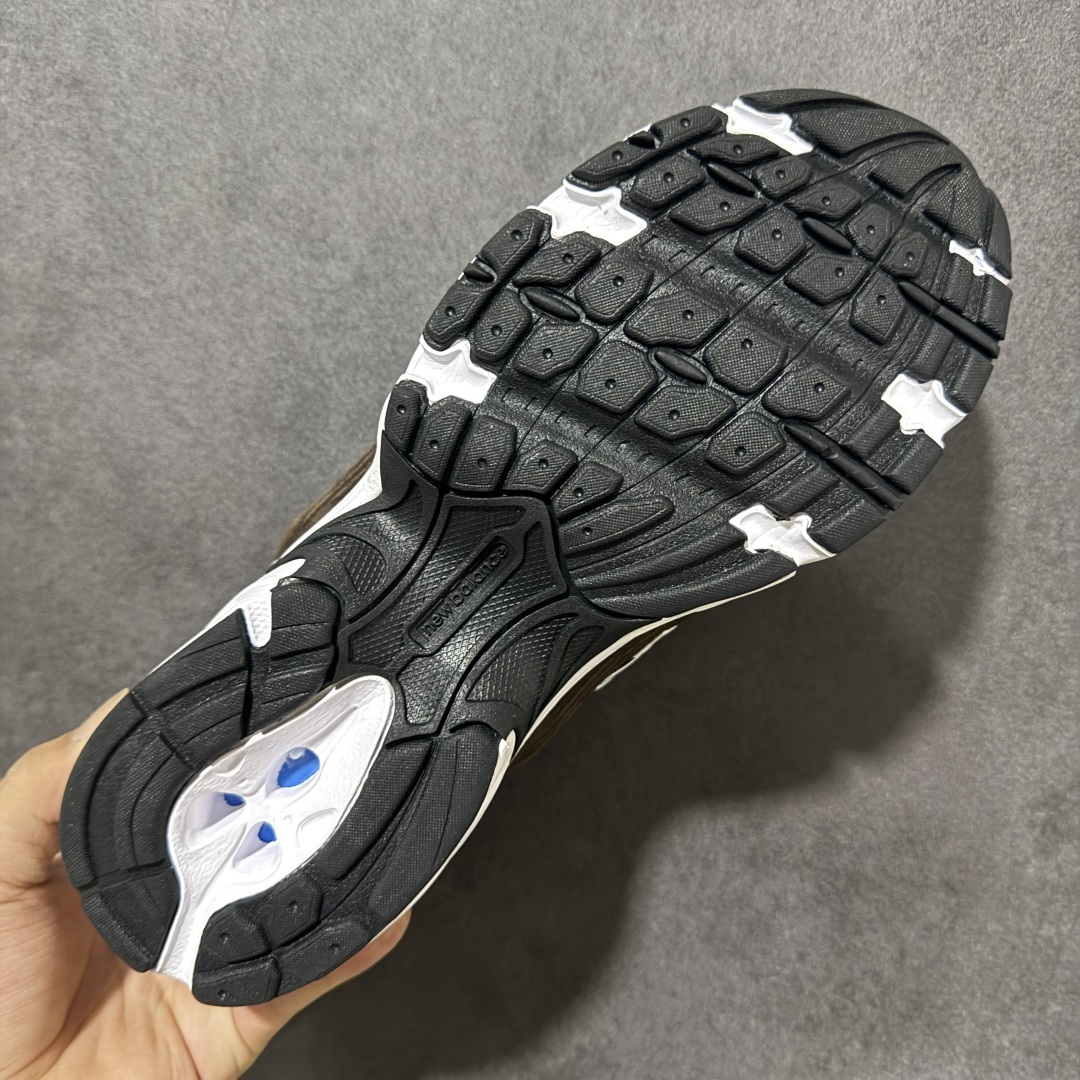 图片[9]-【公司级】New Balance NB530 新百伦复古透气跑步鞋 以皮革为主的人气轮廓 以极具复古风范的跑鞋外观呈现 设计上全鞋以简约清爽的纯白色作基底 鞋身覆盖大面积织物网眼材质 并于鞋头、鞋带孔眼片等细节处点缀对比鲜明的反光银镀层凸显 鞋舌、侧身等位置则辅以一贯的「N」字标志和品牌徽标彰显身份 最后通过搭载的 ABZORB 缓震中底完善整体造型 货号：MR530CL 尺码：36-45-选品中心