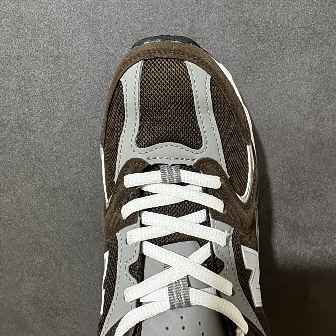 图片[5]-【公司级】New Balance NB530 新百伦复古透气跑步鞋 以皮革为主的人气轮廓 以极具复古风范的跑鞋外观呈现 设计上全鞋以简约清爽的纯白色作基底 鞋身覆盖大面积织物网眼材质 并于鞋头、鞋带孔眼片等细节处点缀对比鲜明的反光银镀层凸显 鞋舌、侧身等位置则辅以一贯的「N」字标志和品牌徽标彰显身份 最后通过搭载的 ABZORB 缓震中底完善整体造型 货号：MR530CL 尺码：36-45-选品中心