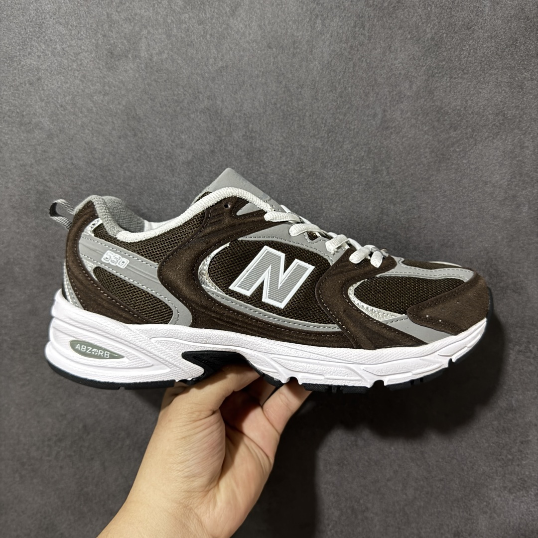 【公司级】New Balance NB530 新百伦复古透气跑步鞋 以皮革为主的人气轮廓 以极具复古风范的跑鞋外观呈现 设计上全鞋以简约清爽的纯白色作基底 鞋身覆盖大面积织物网眼材质 并于鞋头、鞋带孔眼片等细节处点缀对比鲜明的反光银镀层凸显 鞋舌、侧身等位置则辅以一贯的「N」字标志和品牌徽标彰显身份 最后通过搭载的 ABZORB 缓震中底完善整体造型 货号：MR530CL 尺码：36-45-选品中心