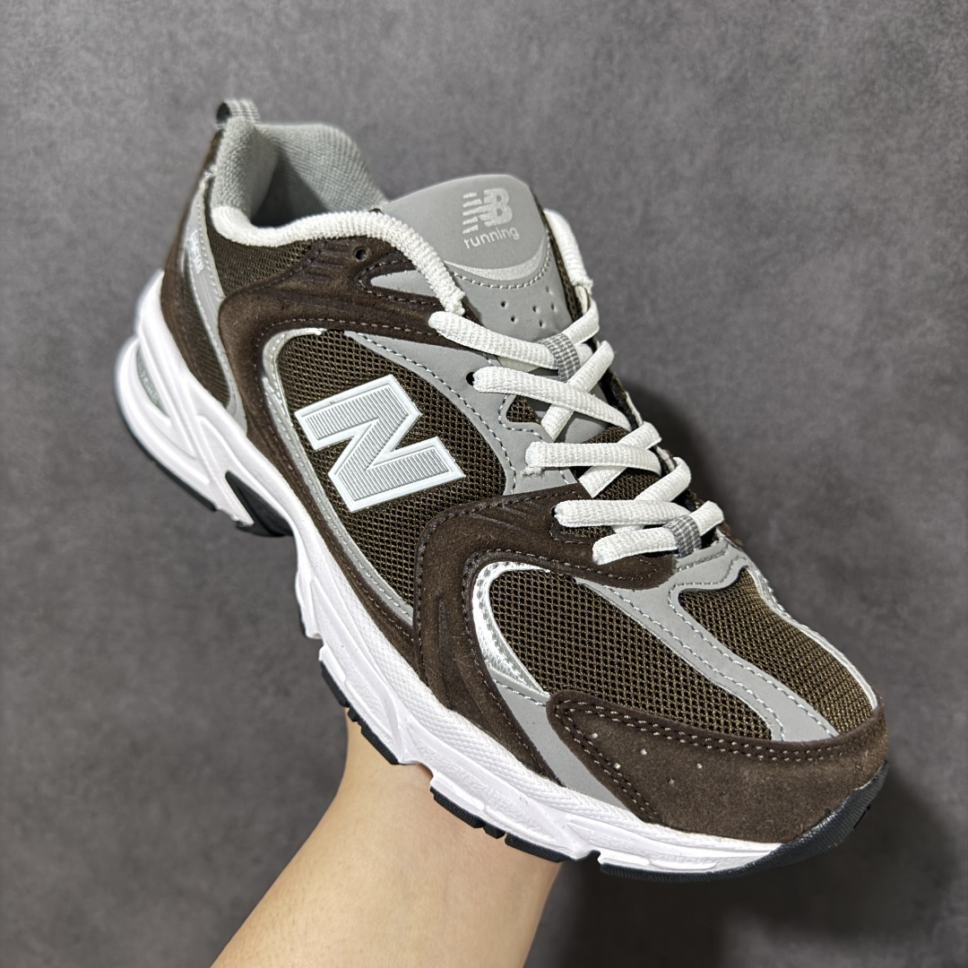图片[3]-【公司级】New Balance NB530 新百伦复古透气跑步鞋 以皮革为主的人气轮廓 以极具复古风范的跑鞋外观呈现 设计上全鞋以简约清爽的纯白色作基底 鞋身覆盖大面积织物网眼材质 并于鞋头、鞋带孔眼片等细节处点缀对比鲜明的反光银镀层凸显 鞋舌、侧身等位置则辅以一贯的「N」字标志和品牌徽标彰显身份 最后通过搭载的 ABZORB 缓震中底完善整体造型 货号：MR530CL 尺码：36-45-选品中心