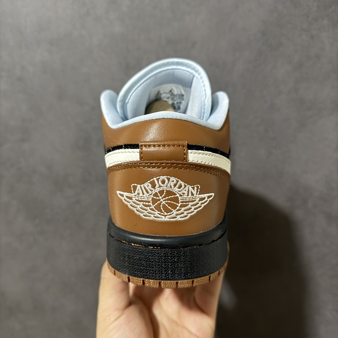 图片[4]-【公司级】Air Jordan 1 Low \”Light British Tan\” 低帮 棕黑条纹西装 AJ1 乔丹1代 aj1 乔1 低邦 黑白棕条纹 乔丹篮球鞋系列 鞋款整体以英国褐色、黑色和帆白色为色调组合，采用别致的织物材质，白色鞋舌，鞋面和两侧辅以条纹线条装饰，散发出穿西装的感觉，同时仍然保持了标志性的Air Jordan 1设计，鞋身两侧Swoosh Logo标识采用白色点缀，增添视觉对比。鞋舌上Jumpxman Logo采用白色刺绣呈现，后跟Wings Logos辅以白色装扮，鞋带孔附近还缀有串珠装饰，并搭配了小熊软糖造型吊坠，细节十分可爱；最后以黑色中底搭配棕色橡胶外底完善整体设计收尾。 货号：IR7560-010 尺码：40 40.5 41 42 42.5 43 44 44.5 45 46-选品中心