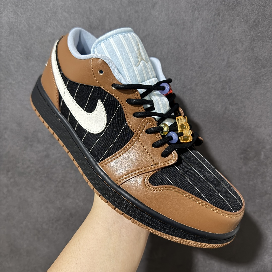 图片[3]-【公司级】Air Jordan 1 Low \”Light British Tan\” 低帮 棕黑条纹西装 AJ1 乔丹1代 aj1 乔1 低邦 黑白棕条纹 乔丹篮球鞋系列 鞋款整体以英国褐色、黑色和帆白色为色调组合，采用别致的织物材质，白色鞋舌，鞋面和两侧辅以条纹线条装饰，散发出穿西装的感觉，同时仍然保持了标志性的Air Jordan 1设计，鞋身两侧Swoosh Logo标识采用白色点缀，增添视觉对比。鞋舌上Jumpxman Logo采用白色刺绣呈现，后跟Wings Logos辅以白色装扮，鞋带孔附近还缀有串珠装饰，并搭配了小熊软糖造型吊坠，细节十分可爱；最后以黑色中底搭配棕色橡胶外底完善整体设计收尾。 货号：IR7560-010 尺码：40 40.5 41 42 42.5 43 44 44.5 45 46-选品中心