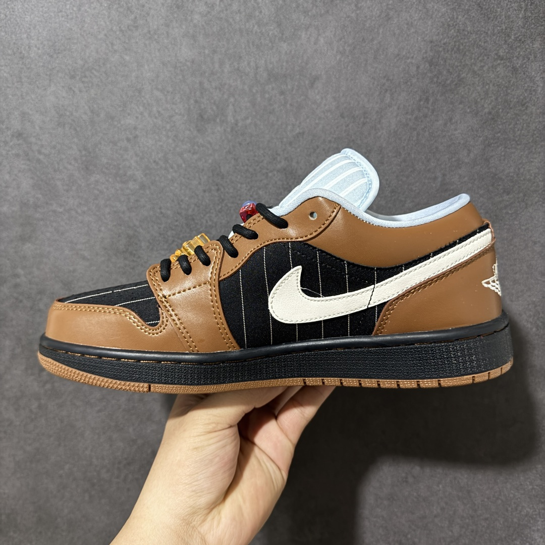 图片[2]-【公司级】Air Jordan 1 Low \”Light British Tan\” 低帮 棕黑条纹西装 AJ1 乔丹1代 aj1 乔1 低邦 黑白棕条纹 乔丹篮球鞋系列 鞋款整体以英国褐色、黑色和帆白色为色调组合，采用别致的织物材质，白色鞋舌，鞋面和两侧辅以条纹线条装饰，散发出穿西装的感觉，同时仍然保持了标志性的Air Jordan 1设计，鞋身两侧Swoosh Logo标识采用白色点缀，增添视觉对比。鞋舌上Jumpxman Logo采用白色刺绣呈现，后跟Wings Logos辅以白色装扮，鞋带孔附近还缀有串珠装饰，并搭配了小熊软糖造型吊坠，细节十分可爱；最后以黑色中底搭配棕色橡胶外底完善整体设计收尾。 货号：IR7560-010 尺码：40 40.5 41 42 42.5 43 44 44.5 45 46-选品中心
