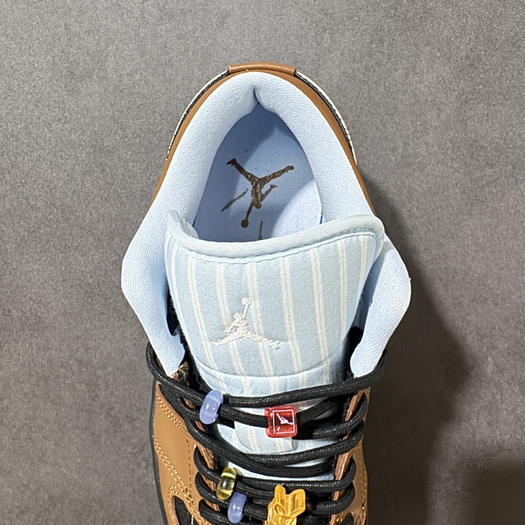 图片[6]-【公司级】Air Jordan 1 Low \”Light British Tan\” 低帮 棕黑条纹西装 AJ1 乔丹1代 aj1 乔1 低邦 黑白棕条纹 乔丹篮球鞋系列 鞋款整体以英国褐色、黑色和帆白色为色调组合，采用别致的织物材质，白色鞋舌，鞋面和两侧辅以条纹线条装饰，散发出穿西装的感觉，同时仍然保持了标志性的Air Jordan 1设计，鞋身两侧Swoosh Logo标识采用白色点缀，增添视觉对比。鞋舌上Jumpxman Logo采用白色刺绣呈现，后跟Wings Logos辅以白色装扮，鞋带孔附近还缀有串珠装饰，并搭配了小熊软糖造型吊坠，细节十分可爱；最后以黑色中底搭配棕色橡胶外底完善整体设计收尾。 货号：IR7560-010 尺码：40 40.5 41 42 42.5 43 44 44.5 45 46-选品中心