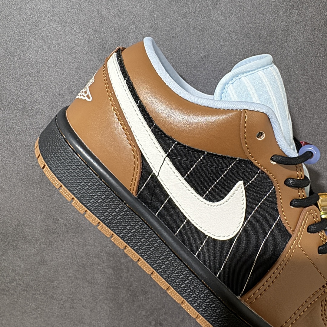 图片[7]-【公司级】Air Jordan 1 Low \”Light British Tan\” 低帮 棕黑条纹西装 AJ1 乔丹1代 aj1 乔1 低邦 黑白棕条纹 乔丹篮球鞋系列 鞋款整体以英国褐色、黑色和帆白色为色调组合，采用别致的织物材质，白色鞋舌，鞋面和两侧辅以条纹线条装饰，散发出穿西装的感觉，同时仍然保持了标志性的Air Jordan 1设计，鞋身两侧Swoosh Logo标识采用白色点缀，增添视觉对比。鞋舌上Jumpxman Logo采用白色刺绣呈现，后跟Wings Logos辅以白色装扮，鞋带孔附近还缀有串珠装饰，并搭配了小熊软糖造型吊坠，细节十分可爱；最后以黑色中底搭配棕色橡胶外底完善整体设计收尾。 货号：IR7560-010 尺码：40 40.5 41 42 42.5 43 44 44.5 45 46-选品中心
