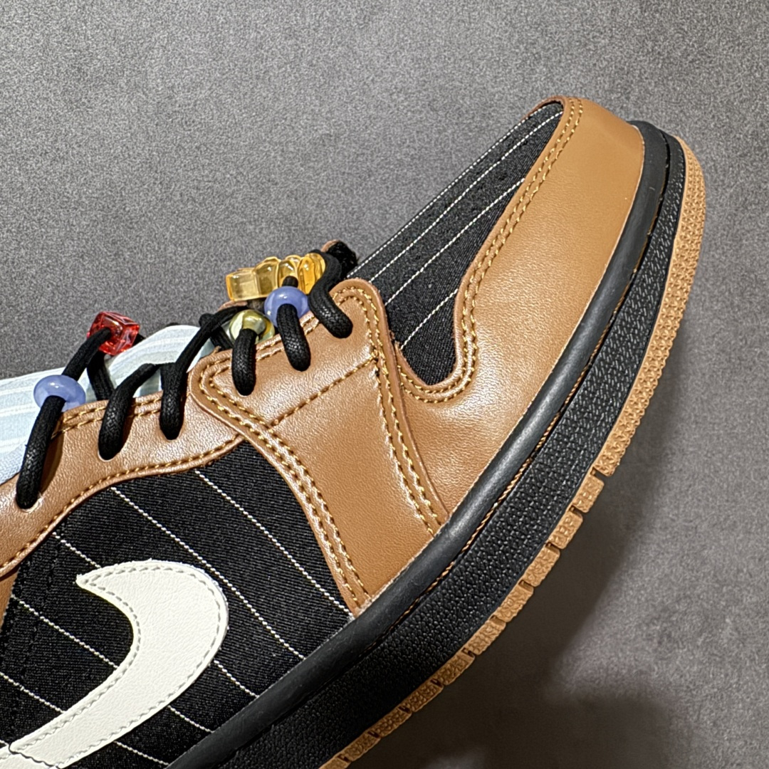 图片[8]-【公司级】Air Jordan 1 Low \”Light British Tan\” 低帮 棕黑条纹西装 AJ1 乔丹1代 aj1 乔1 低邦 黑白棕条纹 乔丹篮球鞋系列 鞋款整体以英国褐色、黑色和帆白色为色调组合，采用别致的织物材质，白色鞋舌，鞋面和两侧辅以条纹线条装饰，散发出穿西装的感觉，同时仍然保持了标志性的Air Jordan 1设计，鞋身两侧Swoosh Logo标识采用白色点缀，增添视觉对比。鞋舌上Jumpxman Logo采用白色刺绣呈现，后跟Wings Logos辅以白色装扮，鞋带孔附近还缀有串珠装饰，并搭配了小熊软糖造型吊坠，细节十分可爱；最后以黑色中底搭配棕色橡胶外底完善整体设计收尾。 货号：IR7560-010 尺码：40 40.5 41 42 42.5 43 44 44.5 45 46-选品中心
