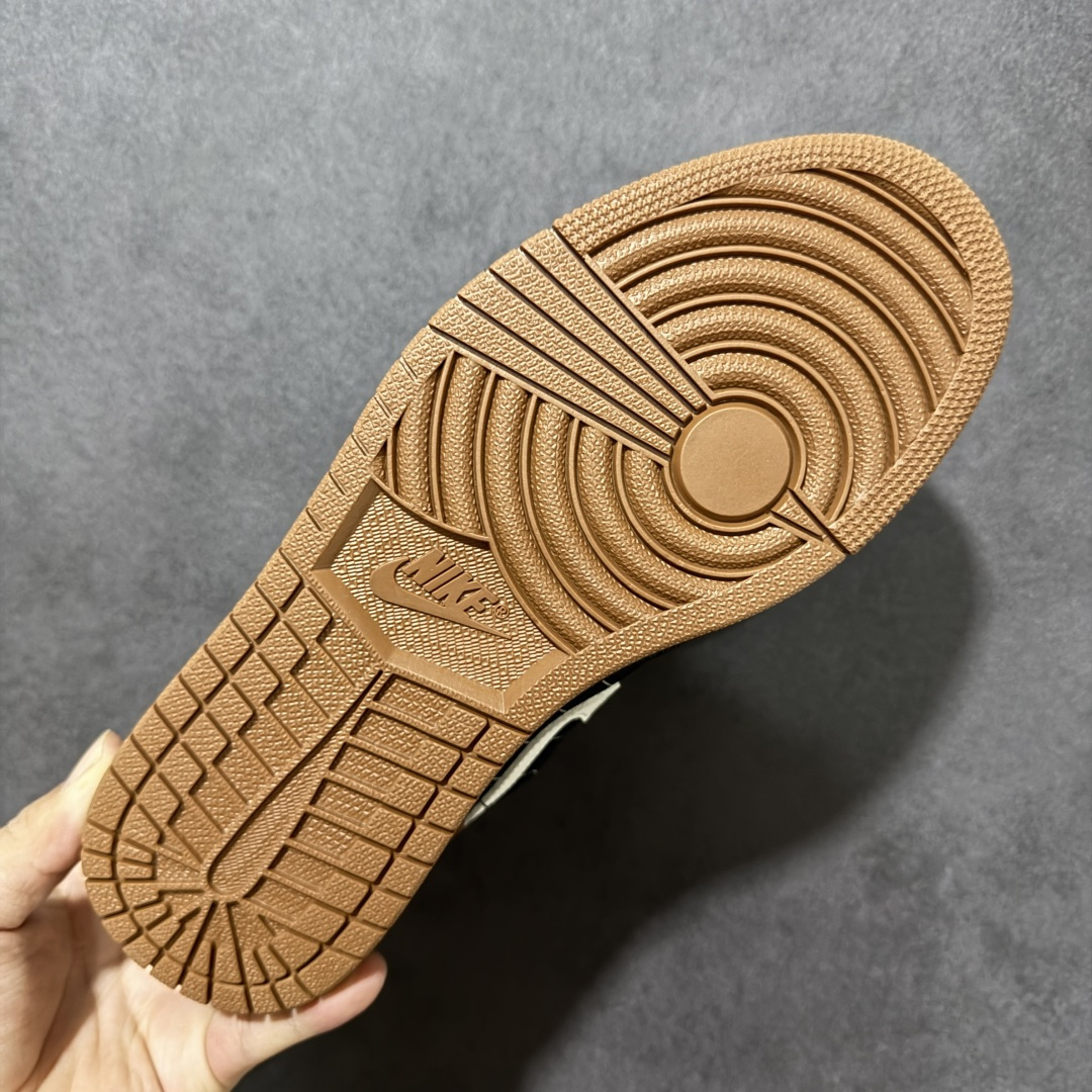 图片[9]-【公司级】Air Jordan 1 Low \”Light British Tan\” 低帮 棕黑条纹西装 AJ1 乔丹1代 aj1 乔1 低邦 黑白棕条纹 乔丹篮球鞋系列 鞋款整体以英国褐色、黑色和帆白色为色调组合，采用别致的织物材质，白色鞋舌，鞋面和两侧辅以条纹线条装饰，散发出穿西装的感觉，同时仍然保持了标志性的Air Jordan 1设计，鞋身两侧Swoosh Logo标识采用白色点缀，增添视觉对比。鞋舌上Jumpxman Logo采用白色刺绣呈现，后跟Wings Logos辅以白色装扮，鞋带孔附近还缀有串珠装饰，并搭配了小熊软糖造型吊坠，细节十分可爱；最后以黑色中底搭配棕色橡胶外底完善整体设计收尾。 货号：IR7560-010 尺码：40 40.5 41 42 42.5 43 44 44.5 45 46-选品中心