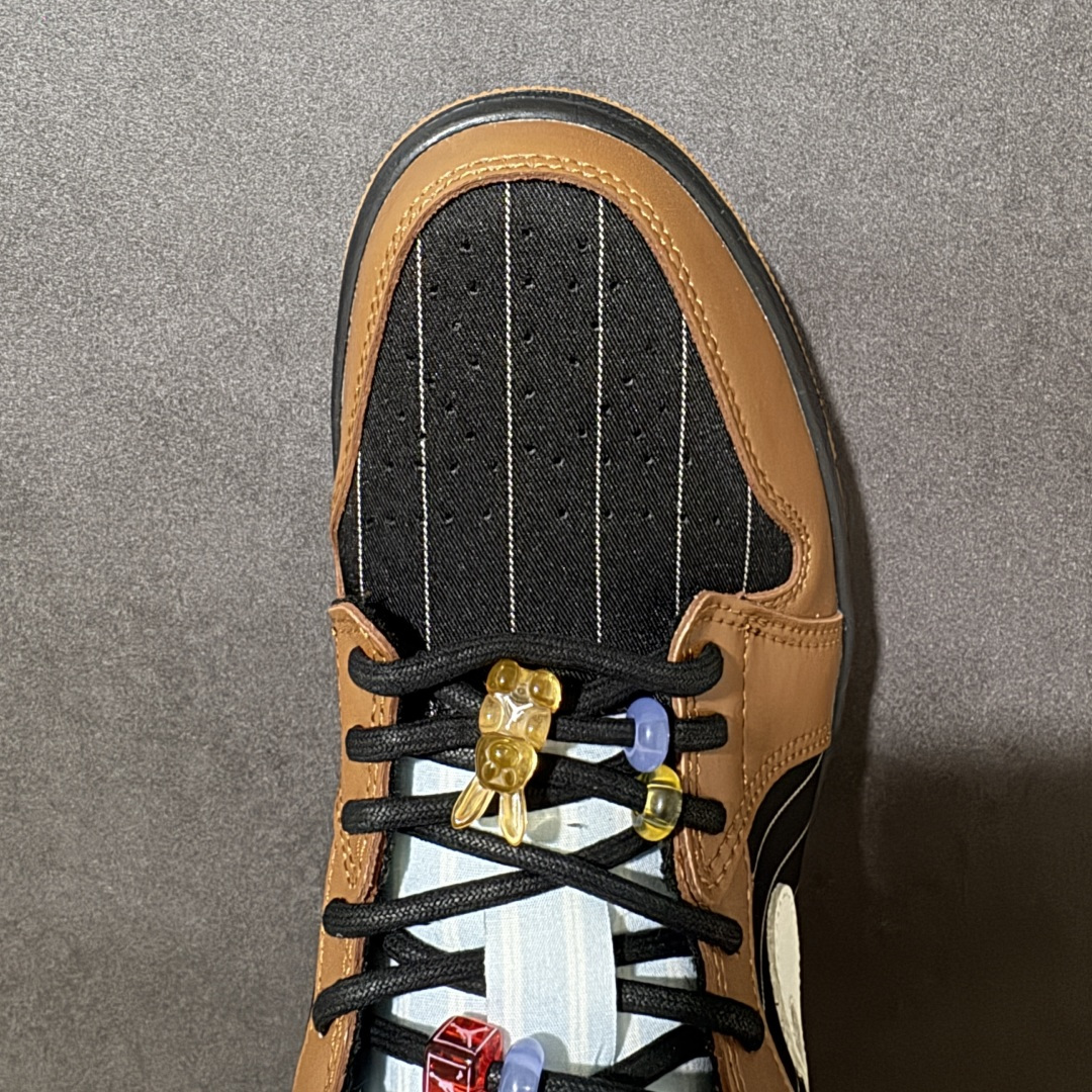 图片[5]-【公司级】Air Jordan 1 Low \”Light British Tan\” 低帮 棕黑条纹西装 AJ1 乔丹1代 aj1 乔1 低邦 黑白棕条纹 乔丹篮球鞋系列 鞋款整体以英国褐色、黑色和帆白色为色调组合，采用别致的织物材质，白色鞋舌，鞋面和两侧辅以条纹线条装饰，散发出穿西装的感觉，同时仍然保持了标志性的Air Jordan 1设计，鞋身两侧Swoosh Logo标识采用白色点缀，增添视觉对比。鞋舌上Jumpxman Logo采用白色刺绣呈现，后跟Wings Logos辅以白色装扮，鞋带孔附近还缀有串珠装饰，并搭配了小熊软糖造型吊坠，细节十分可爱；最后以黑色中底搭配棕色橡胶外底完善整体设计收尾。 货号：IR7560-010 尺码：40 40.5 41 42 42.5 43 44 44.5 45 46-选品中心