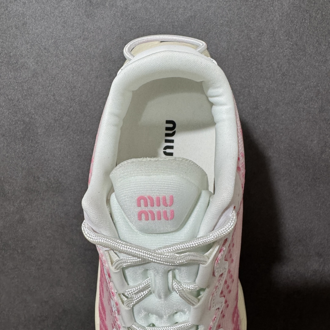 图片[6]-【公司级】MiuMiu缪缪 CALZATURE DONNA 2025秋季新款网面厚底运动休闲女鞋 非常舒适，年度必入款！走秀款，国内外博主刷爆的一款，小红书种草系列，复古又时髦上脚美炸了简约的运动板鞋设计，极具辨识度的鞋舌，打造佛系甜美的休闲风~~上脚气场十足随意搭配。 轻薄复古跑鞋造型 无论是学院风、芭蕾风还是运动风都能轻松驾驭 压花标志性鞋面 采用弹力科技面料舒适透气 聚酯纤维/聚氨酯/热塑性聚氨酯 原版橡胶大底 织物衬里 厚底增高5cm 货号： 5E912D1124HLB341300604 尺码：36～40-选品中心