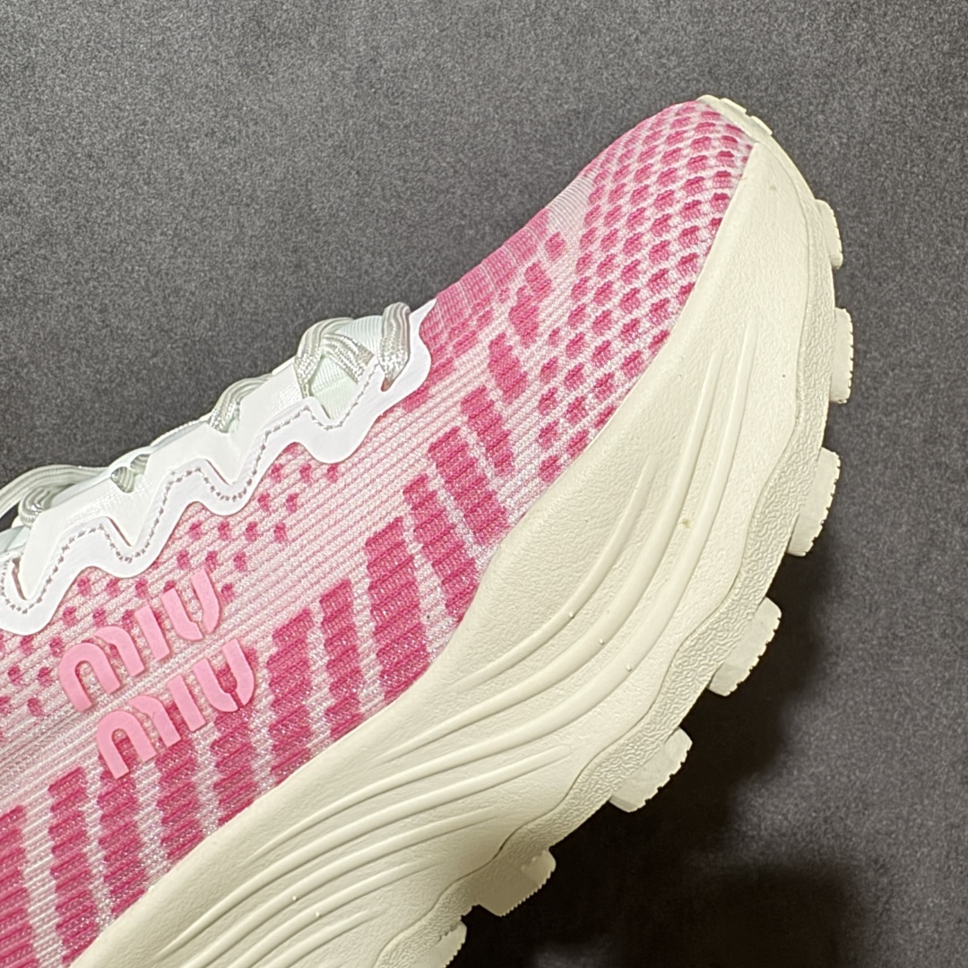 图片[8]-【公司级】MiuMiu缪缪 CALZATURE DONNA 2025秋季新款网面厚底运动休闲女鞋 非常舒适，年度必入款！走秀款，国内外博主刷爆的一款，小红书种草系列，复古又时髦上脚美炸了简约的运动板鞋设计，极具辨识度的鞋舌，打造佛系甜美的休闲风~~上脚气场十足随意搭配。 轻薄复古跑鞋造型 无论是学院风、芭蕾风还是运动风都能轻松驾驭 压花标志性鞋面 采用弹力科技面料舒适透气 聚酯纤维/聚氨酯/热塑性聚氨酯 原版橡胶大底 织物衬里 厚底增高5cm 货号： 5E912D1124HLB341300604 尺码：36～40-选品中心