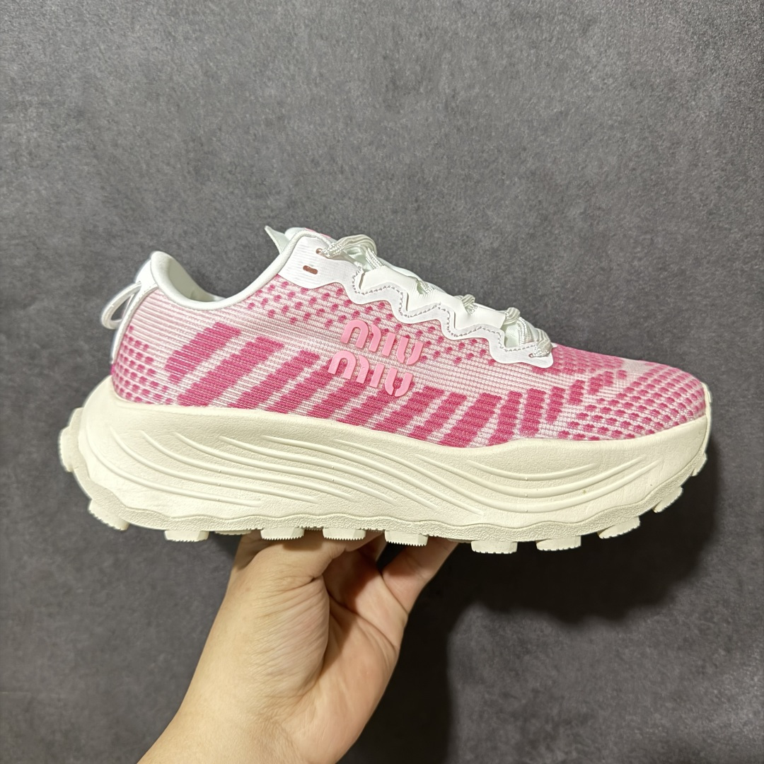 【公司级】MiuMiu缪缪 CALZATURE DONNA 2025秋季新款网面厚底运动休闲女鞋 非常舒适，年度必入款！走秀款，国内外博主刷爆的一款，小红书种草系列，复古又时髦上脚美炸了简约的运动板鞋设计，极具辨识度的鞋舌，打造佛系甜美的休闲风~~上脚气场十足随意搭配。 轻薄复古跑鞋造型 无论是学院风、芭蕾风还是运动风都能轻松驾驭 压花标志性鞋面 采用弹力科技面料舒适透气 聚酯纤维/聚氨酯/热塑性聚氨酯 原版橡胶大底 织物衬里 厚底增高5cm 货号： 5E912D1124HLB341300604 尺码：36～40-选品中心