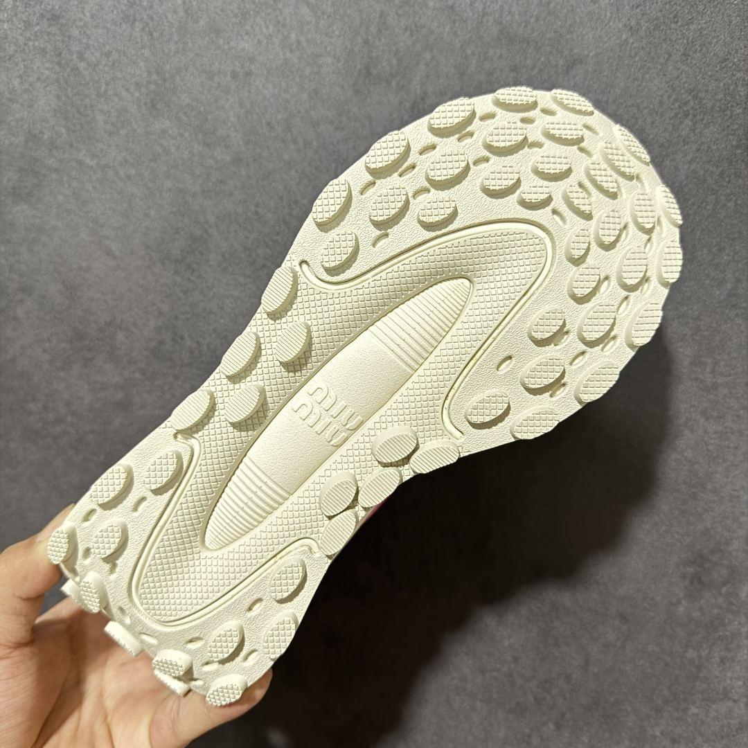 图片[9]-【公司级】MiuMiu缪缪 CALZATURE DONNA 2025秋季新款网面厚底运动休闲女鞋 非常舒适，年度必入款！走秀款，国内外博主刷爆的一款，小红书种草系列，复古又时髦上脚美炸了简约的运动板鞋设计，极具辨识度的鞋舌，打造佛系甜美的休闲风~~上脚气场十足随意搭配。 轻薄复古跑鞋造型 无论是学院风、芭蕾风还是运动风都能轻松驾驭 压花标志性鞋面 采用弹力科技面料舒适透气 聚酯纤维/聚氨酯/热塑性聚氨酯 原版橡胶大底 织物衬里 厚底增高5cm 货号： 5E912D1124HLB341300604 尺码：36～40-选品中心