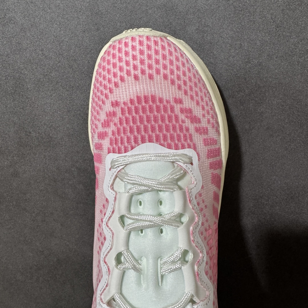 图片[5]-【公司级】MiuMiu缪缪 CALZATURE DONNA 2025秋季新款网面厚底运动休闲女鞋 非常舒适，年度必入款！走秀款，国内外博主刷爆的一款，小红书种草系列，复古又时髦上脚美炸了简约的运动板鞋设计，极具辨识度的鞋舌，打造佛系甜美的休闲风~~上脚气场十足随意搭配。 轻薄复古跑鞋造型 无论是学院风、芭蕾风还是运动风都能轻松驾驭 压花标志性鞋面 采用弹力科技面料舒适透气 聚酯纤维/聚氨酯/热塑性聚氨酯 原版橡胶大底 织物衬里 厚底增高5cm 货号： 5E912D1124HLB341300604 尺码：36～40-选品中心