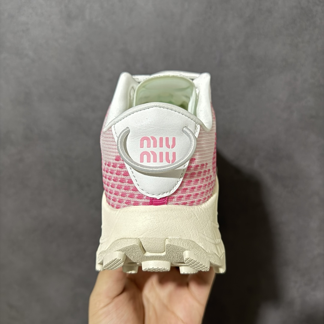 图片[4]-【公司级】MiuMiu缪缪 CALZATURE DONNA 2025秋季新款网面厚底运动休闲女鞋 非常舒适，年度必入款！走秀款，国内外博主刷爆的一款，小红书种草系列，复古又时髦上脚美炸了简约的运动板鞋设计，极具辨识度的鞋舌，打造佛系甜美的休闲风~~上脚气场十足随意搭配。 轻薄复古跑鞋造型 无论是学院风、芭蕾风还是运动风都能轻松驾驭 压花标志性鞋面 采用弹力科技面料舒适透气 聚酯纤维/聚氨酯/热塑性聚氨酯 原版橡胶大底 织物衬里 厚底增高5cm 货号： 5E912D1124HLB341300604 尺码：36～40-选品中心