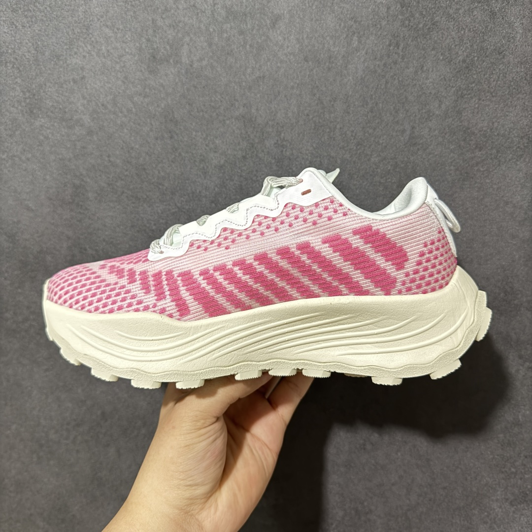 图片[2]-【公司级】MiuMiu缪缪 CALZATURE DONNA 2025秋季新款网面厚底运动休闲女鞋 非常舒适，年度必入款！走秀款，国内外博主刷爆的一款，小红书种草系列，复古又时髦上脚美炸了简约的运动板鞋设计，极具辨识度的鞋舌，打造佛系甜美的休闲风~~上脚气场十足随意搭配。 轻薄复古跑鞋造型 无论是学院风、芭蕾风还是运动风都能轻松驾驭 压花标志性鞋面 采用弹力科技面料舒适透气 聚酯纤维/聚氨酯/热塑性聚氨酯 原版橡胶大底 织物衬里 厚底增高5cm 货号： 5E912D1124HLB341300604 尺码：36～40-选品中心