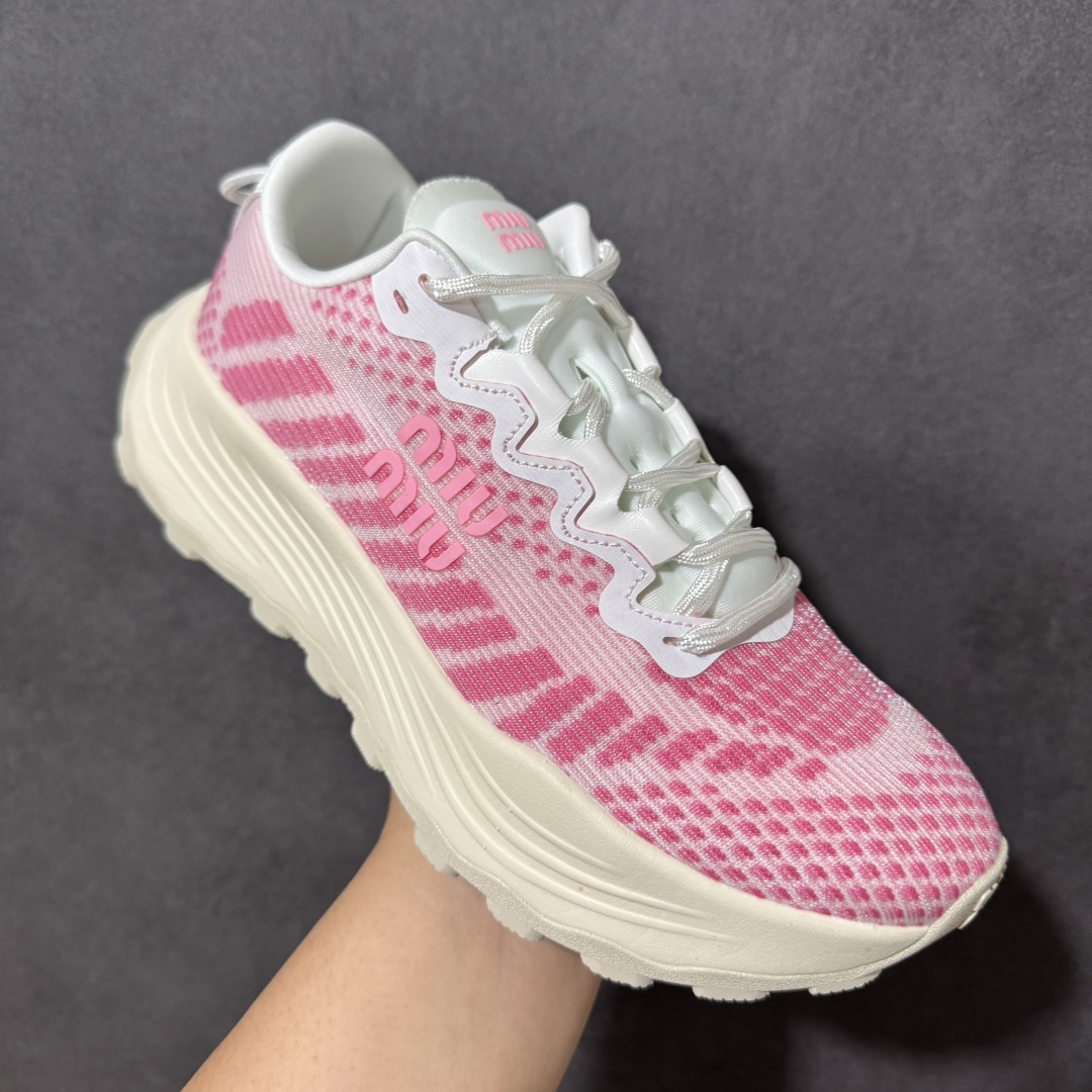 图片[3]-【公司级】MiuMiu缪缪 CALZATURE DONNA 2025秋季新款网面厚底运动休闲女鞋 非常舒适，年度必入款！走秀款，国内外博主刷爆的一款，小红书种草系列，复古又时髦上脚美炸了简约的运动板鞋设计，极具辨识度的鞋舌，打造佛系甜美的休闲风~~上脚气场十足随意搭配。 轻薄复古跑鞋造型 无论是学院风、芭蕾风还是运动风都能轻松驾驭 压花标志性鞋面 采用弹力科技面料舒适透气 聚酯纤维/聚氨酯/热塑性聚氨酯 原版橡胶大底 织物衬里 厚底增高5cm 货号： 5E912D1124HLB341300604 尺码：36～40-选品中心