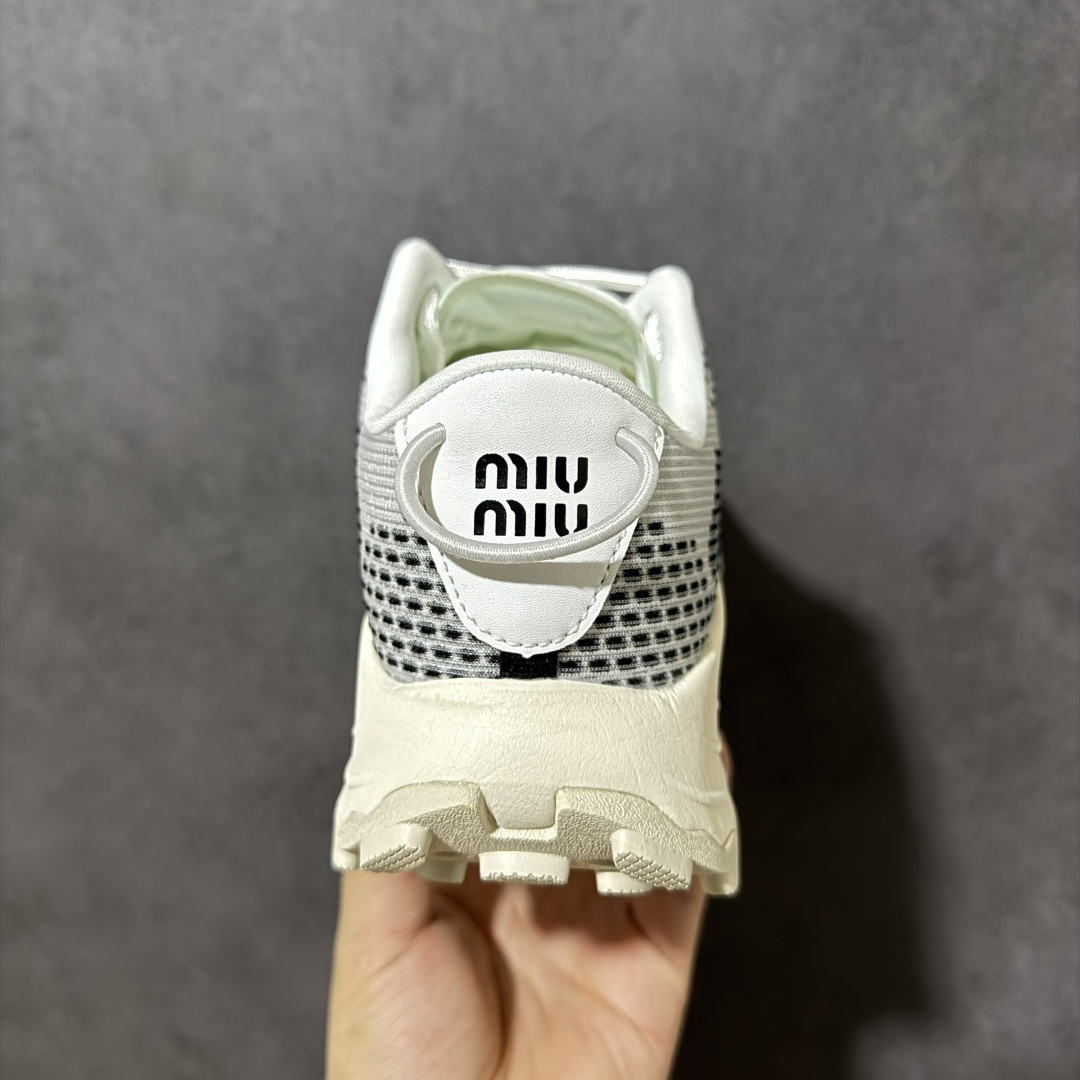 图片[4]-【公司级】MiuMiu缪缪 CALZATURE DONNA 2025秋季新款网面厚底运动休闲女鞋 非常舒适，年度必入款！走秀款，国内外博主刷爆的一款，小红书种草系列，复古又时髦上脚美炸了简约的运动板鞋设计，极具辨识度的鞋舌，打造佛系甜美的休闲风~~上脚气场十足随意搭配。 轻薄复古跑鞋造型 无论是学院风、芭蕾风还是运动风都能轻松驾驭 压花标志性鞋面 采用弹力科技面料舒适透气 聚酯纤维/聚氨酯/热塑性聚氨酯 原版橡胶大底 织物衬里 厚底增高5cm 货号： 5E912D1124HLB341300604 尺码：36～40-选品中心
