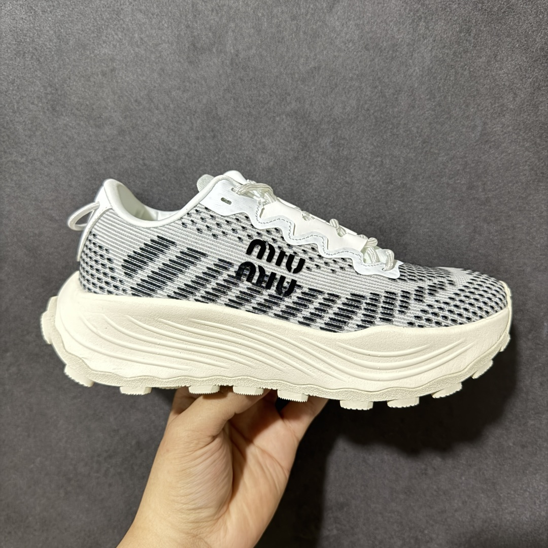 【公司级】MiuMiu缪缪 CALZATURE DONNA 2025秋季新款网面厚底运动休闲女鞋 非常舒适，年度必入款！走秀款，国内外博主刷爆的一款，小红书种草系列，复古又时髦上脚美炸了简约的运动板鞋设计，极具辨识度的鞋舌，打造佛系甜美的休闲风~~上脚气场十足随意搭配。 轻薄复古跑鞋造型 无论是学院风、芭蕾风还是运动风都能轻松驾驭 压花标志性鞋面 采用弹力科技面料舒适透气 聚酯纤维/聚氨酯/热塑性聚氨酯 原版橡胶大底 织物衬里 厚底增高5cm 货号： 5E912D1124HLB341300604 尺码：36～40-选品中心