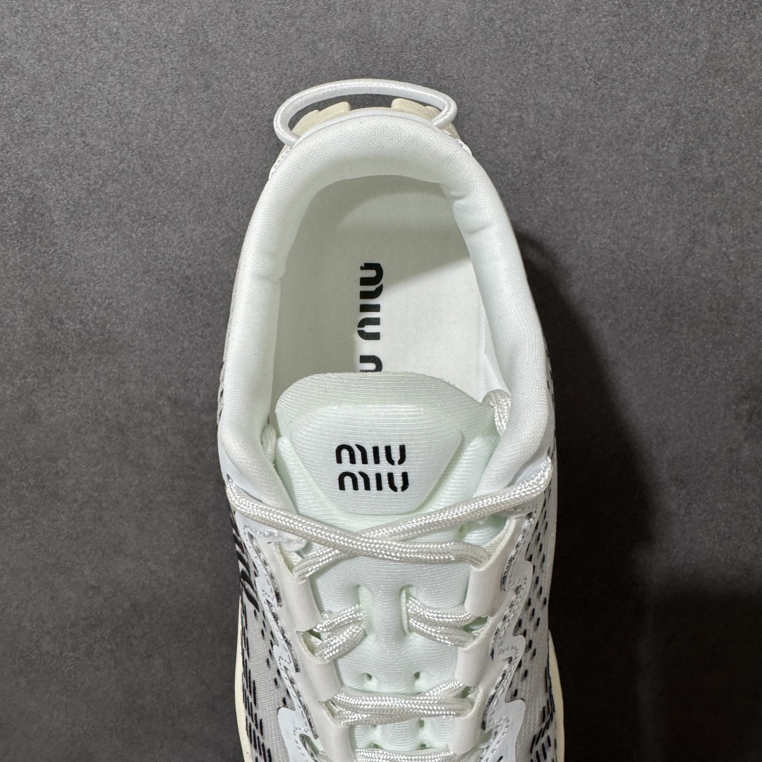 图片[6]-【公司级】MiuMiu缪缪 CALZATURE DONNA 2025秋季新款网面厚底运动休闲女鞋 非常舒适，年度必入款！走秀款，国内外博主刷爆的一款，小红书种草系列，复古又时髦上脚美炸了简约的运动板鞋设计，极具辨识度的鞋舌，打造佛系甜美的休闲风~~上脚气场十足随意搭配。 轻薄复古跑鞋造型 无论是学院风、芭蕾风还是运动风都能轻松驾驭 压花标志性鞋面 采用弹力科技面料舒适透气 聚酯纤维/聚氨酯/热塑性聚氨酯 原版橡胶大底 织物衬里 厚底增高5cm 货号： 5E912D1124HLB341300604 尺码：36～40-选品中心