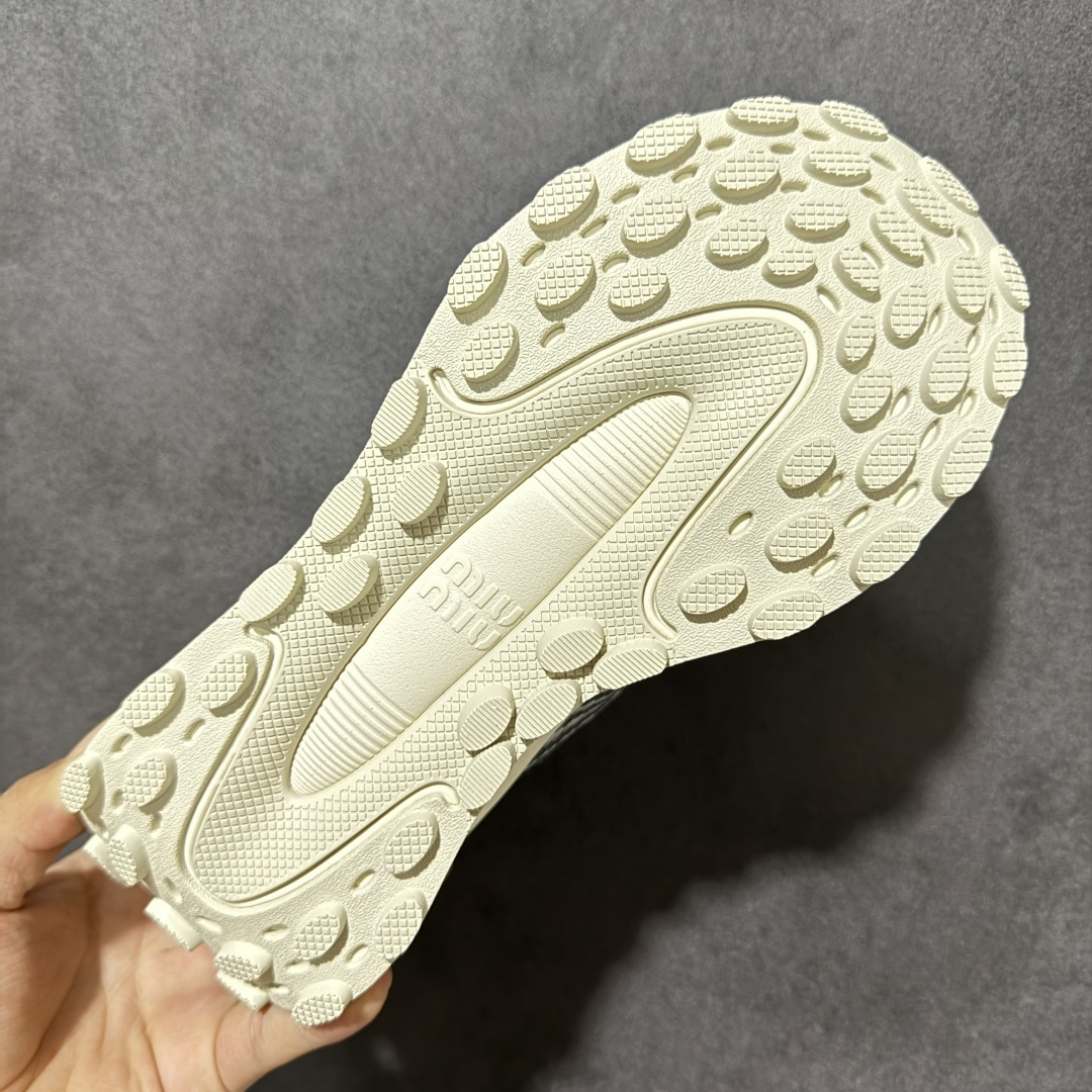 图片[9]-【公司级】MiuMiu缪缪 CALZATURE DONNA 2025秋季新款网面厚底运动休闲女鞋 非常舒适，年度必入款！走秀款，国内外博主刷爆的一款，小红书种草系列，复古又时髦上脚美炸了简约的运动板鞋设计，极具辨识度的鞋舌，打造佛系甜美的休闲风~~上脚气场十足随意搭配。 轻薄复古跑鞋造型 无论是学院风、芭蕾风还是运动风都能轻松驾驭 压花标志性鞋面 采用弹力科技面料舒适透气 聚酯纤维/聚氨酯/热塑性聚氨酯 原版橡胶大底 织物衬里 厚底增高5cm 货号： 5E912D1124HLB341300604 尺码：36～40-选品中心