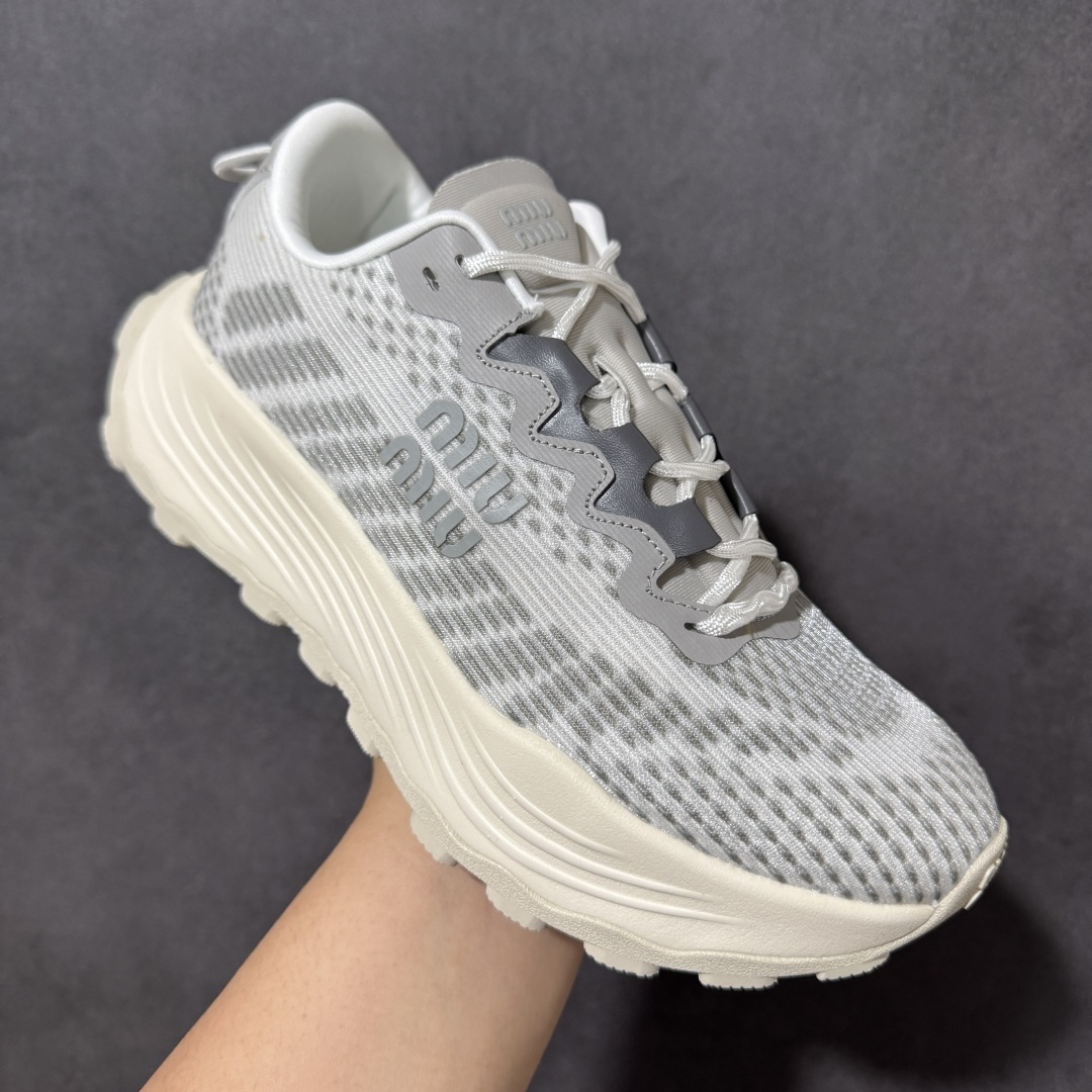 图片[3]-【公司级】MiuMiu缪缪 CALZATURE DONNA 2025秋季新款网面厚底运动休闲女鞋 非常舒适，年度必入款！走秀款，国内外博主刷爆的一款，小红书种草系列，复古又时髦上脚美炸了简约的运动板鞋设计，极具辨识度的鞋舌，打造佛系甜美的休闲风~~上脚气场十足随意搭配。 轻薄复古跑鞋造型 无论是学院风、芭蕾风还是运动风都能轻松驾驭 压花标志性鞋面 采用弹力科技面料舒适透气 聚酯纤维/聚氨酯/热塑性聚氨酯 原版橡胶大底 织物衬里 厚底增高5cm 货号： 5E912D1124HLB341300604 尺码：36～40-选品中心
