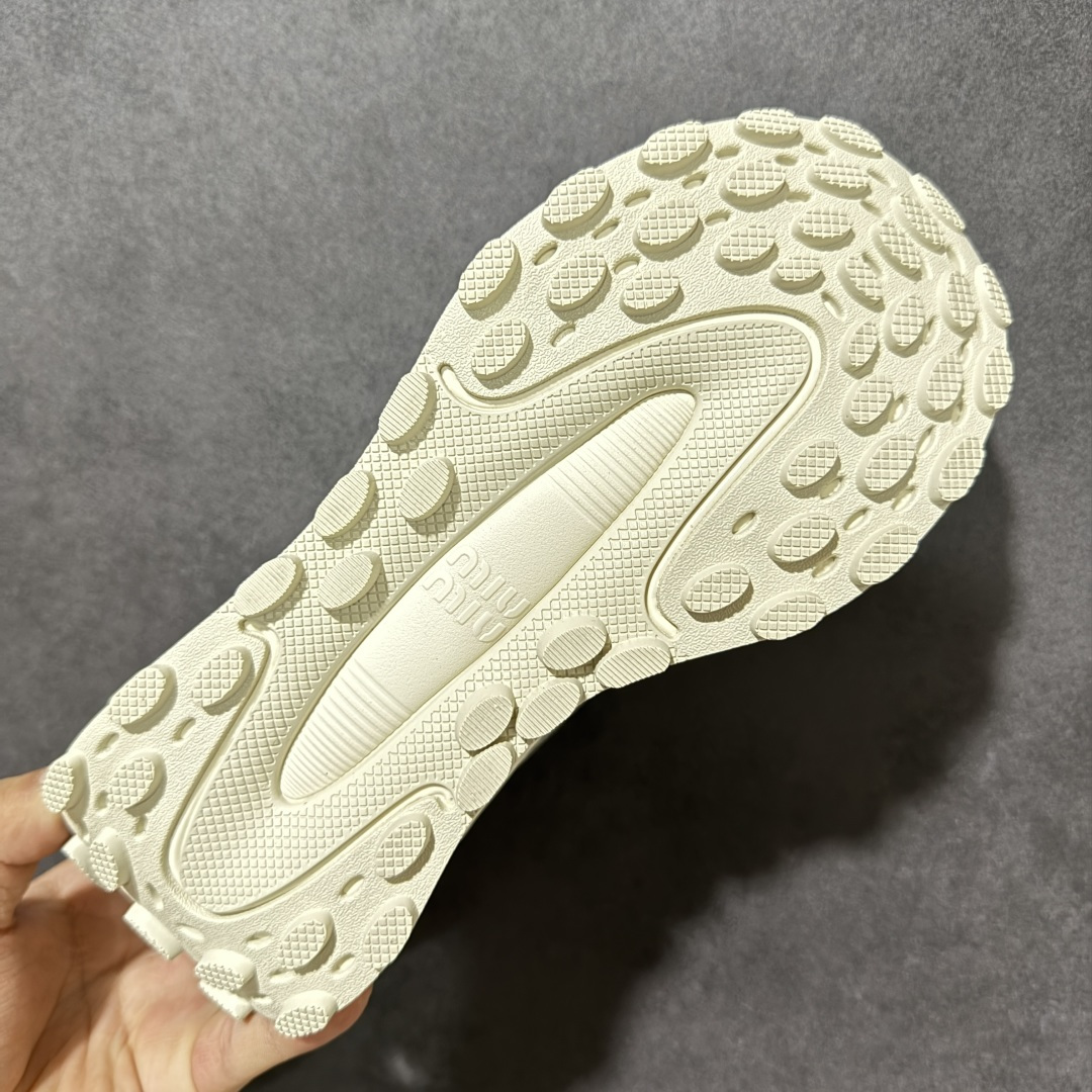 图片[9]-【公司级】MiuMiu缪缪 CALZATURE DONNA 2025秋季新款网面厚底运动休闲女鞋 非常舒适，年度必入款！走秀款，国内外博主刷爆的一款，小红书种草系列，复古又时髦上脚美炸了简约的运动板鞋设计，极具辨识度的鞋舌，打造佛系甜美的休闲风~~上脚气场十足随意搭配。 轻薄复古跑鞋造型 无论是学院风、芭蕾风还是运动风都能轻松驾驭 压花标志性鞋面 采用弹力科技面料舒适透气 聚酯纤维/聚氨酯/热塑性聚氨酯 原版橡胶大底 织物衬里 厚底增高5cm 货号： 5E912D1124HLB341300604 尺码：36～40-选品中心