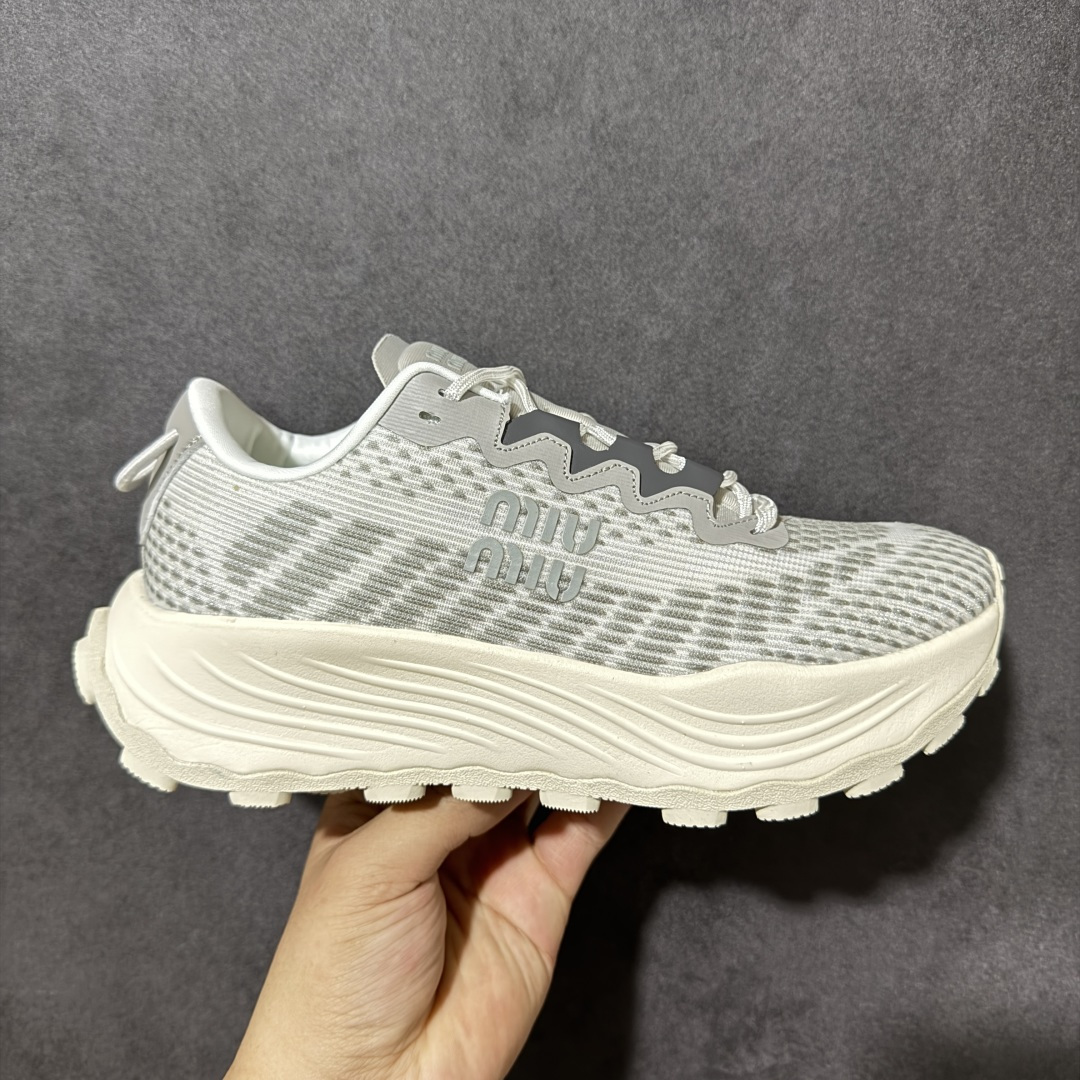【公司级】MiuMiu缪缪 CALZATURE DONNA 2025秋季新款网面厚底运动休闲女鞋 非常舒适，年度必入款！走秀款，国内外博主刷爆的一款，小红书种草系列，复古又时髦上脚美炸了简约的运动板鞋设计，极具辨识度的鞋舌，打造佛系甜美的休闲风~~上脚气场十足随意搭配。 轻薄复古跑鞋造型 无论是学院风、芭蕾风还是运动风都能轻松驾驭 压花标志性鞋面 采用弹力科技面料舒适透气 聚酯纤维/聚氨酯/热塑性聚氨酯 原版橡胶大底 织物衬里 厚底增高5cm 货号： 5E912D1124HLB341300604 尺码：36～40-选品中心