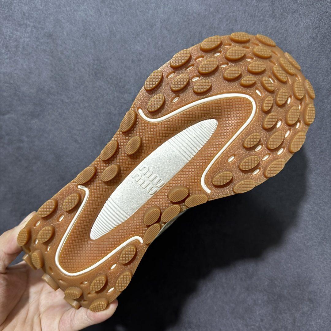 图片[9]-【公司级】MiuMiu缪缪 CALZATURE DONNA 2025秋季新款网面厚底运动休闲女鞋 非常舒适，年度必入款！走秀款，国内外博主刷爆的一款，小红书种草系列，复古又时髦上脚美炸了简约的运动板鞋设计，极具辨识度的鞋舌，打造佛系甜美的休闲风~~上脚气场十足随意搭配。 轻薄复古跑鞋造型 无论是学院风、芭蕾风还是运动风都能轻松驾驭 压花标志性鞋面 采用弹力科技面料舒适透气 聚酯纤维/聚氨酯/热塑性聚氨酯 原版橡胶大底 织物衬里 厚底增高5cm 货号： 5E912D1124HLB341300604 尺码：36～40-选品中心