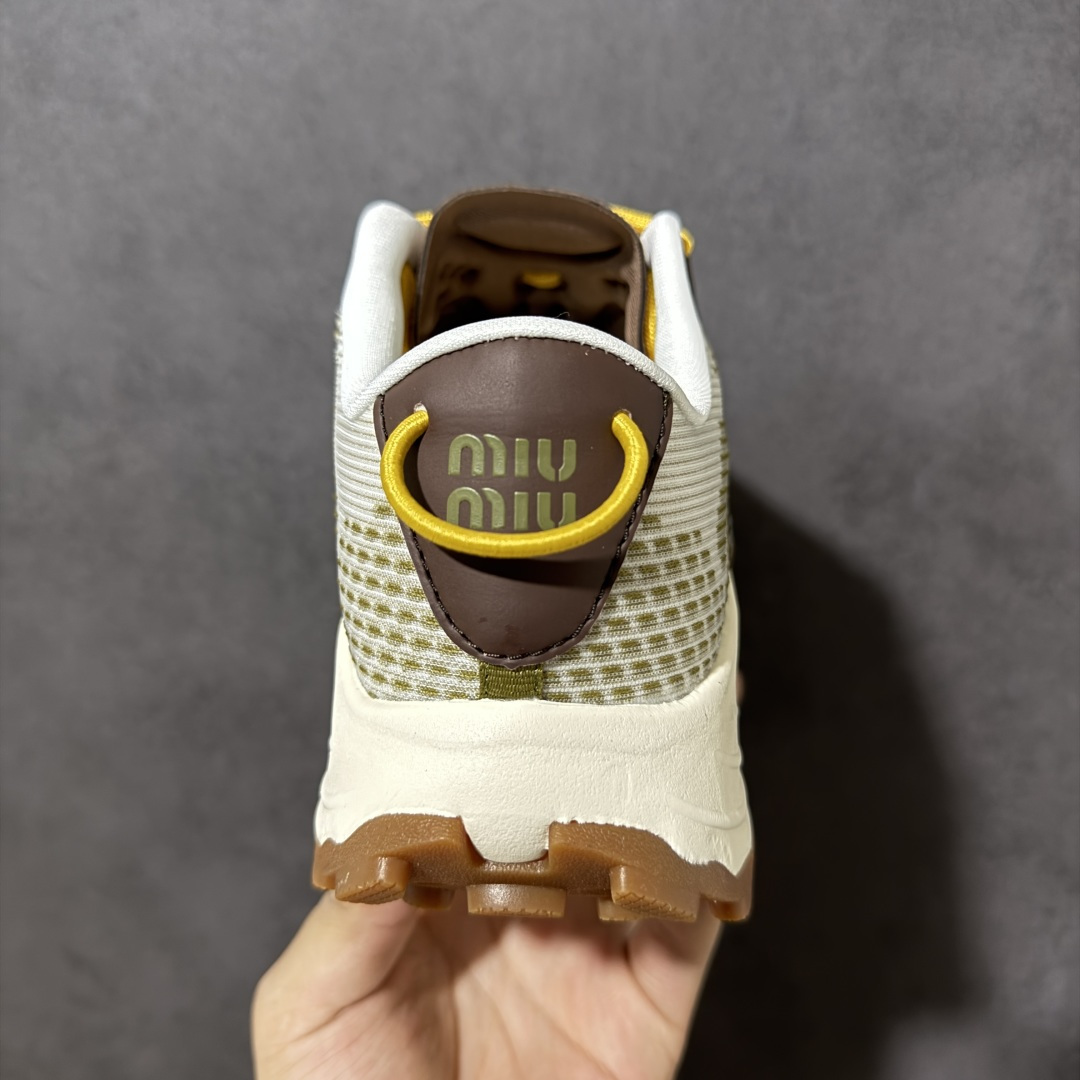 图片[4]-【公司级】MiuMiu缪缪 CALZATURE DONNA 2025秋季新款网面厚底运动休闲女鞋 非常舒适，年度必入款！走秀款，国内外博主刷爆的一款，小红书种草系列，复古又时髦上脚美炸了简约的运动板鞋设计，极具辨识度的鞋舌，打造佛系甜美的休闲风~~上脚气场十足随意搭配。 轻薄复古跑鞋造型 无论是学院风、芭蕾风还是运动风都能轻松驾驭 压花标志性鞋面 采用弹力科技面料舒适透气 聚酯纤维/聚氨酯/热塑性聚氨酯 原版橡胶大底 织物衬里 厚底增高5cm 货号： 5E912D1124HLB341300604 尺码：36～40-选品中心