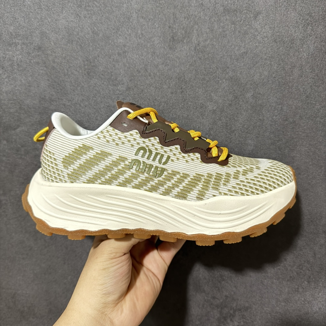 【公司级】MiuMiu缪缪 CALZATURE DONNA 2025秋季新款网面厚底运动休闲女鞋 非常舒适，年度必入款！走秀款，国内外博主刷爆的一款，小红书种草系列，复古又时髦上脚美炸了简约的运动板鞋设计，极具辨识度的鞋舌，打造佛系甜美的休闲风~~上脚气场十足随意搭配。 轻薄复古跑鞋造型 无论是学院风、芭蕾风还是运动风都能轻松驾驭 压花标志性鞋面 采用弹力科技面料舒适透气 聚酯纤维/聚氨酯/热塑性聚氨酯 原版橡胶大底 织物衬里 厚底增高5cm 货号： 5E912D1124HLB341300604 尺码：36～40-选品中心