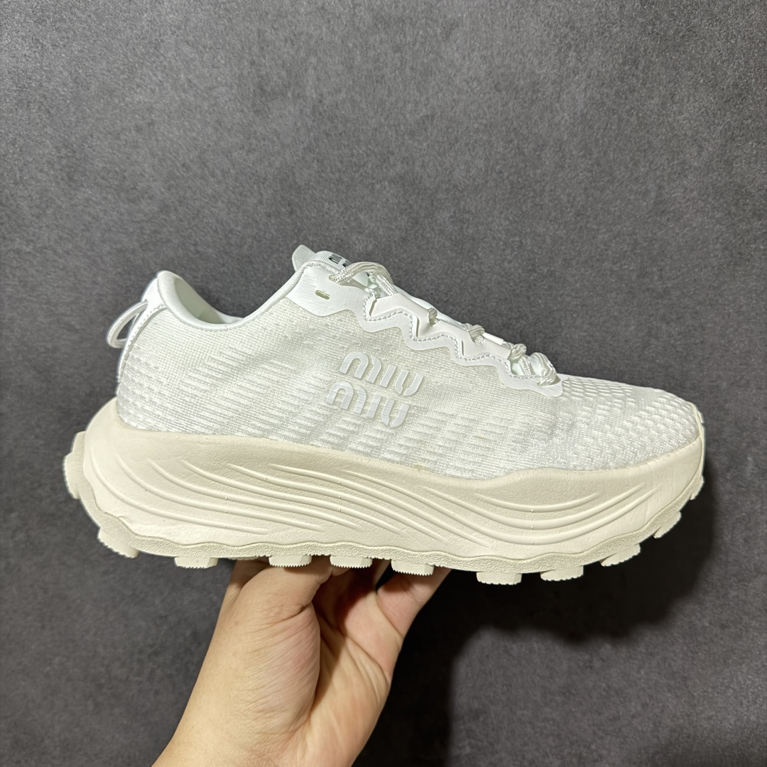 【公司级】MiuMiu缪缪 CALZATURE DONNA 2025秋季新款网面厚底运动休闲女鞋 非常舒适，年度必入款！走秀款，国内外博主刷爆的一款，小红书种草系列，复古又时髦上脚美炸了简约的运动板鞋设计，极具辨识度的鞋舌，打造佛系甜美的休闲风~~上脚气场十足随意搭配。 轻薄复古跑鞋造型 无论是学院风、芭蕾风还是运动风都能轻松驾驭 压花标志性鞋面 采用弹力科技面料舒适透气 聚酯纤维/聚氨酯/热塑性聚氨酯 原版橡胶大底 织物衬里 厚底增高5cm 货号： 5E912D1124HLB341300604 尺码：36～40-选品中心