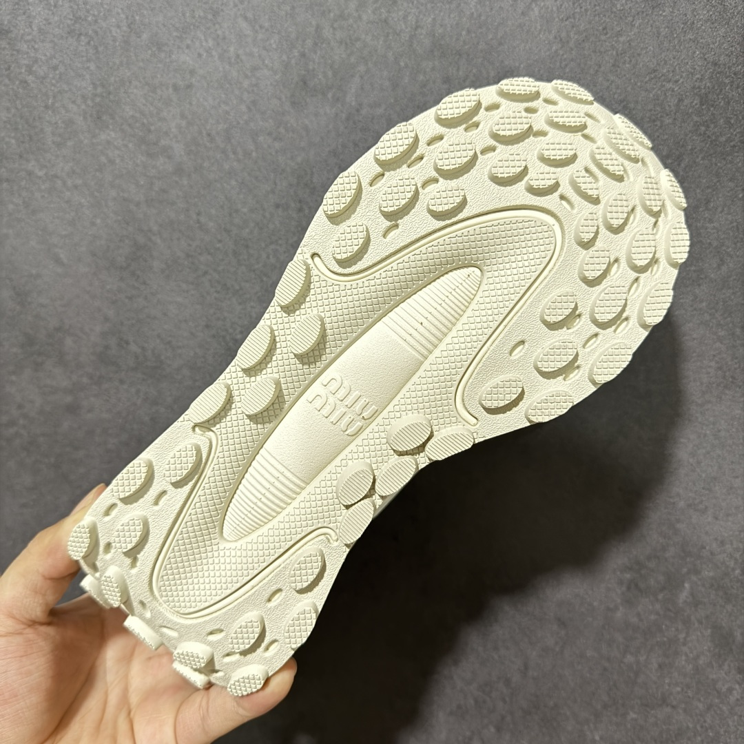 图片[9]-【公司级】MiuMiu缪缪 CALZATURE DONNA 2025秋季新款网面厚底运动休闲女鞋 非常舒适，年度必入款！走秀款，国内外博主刷爆的一款，小红书种草系列，复古又时髦上脚美炸了简约的运动板鞋设计，极具辨识度的鞋舌，打造佛系甜美的休闲风~~上脚气场十足随意搭配。 轻薄复古跑鞋造型 无论是学院风、芭蕾风还是运动风都能轻松驾驭 压花标志性鞋面 采用弹力科技面料舒适透气 聚酯纤维/聚氨酯/热塑性聚氨酯 原版橡胶大底 织物衬里 厚底增高5cm 货号： 5E912D1124HLB341300604 尺码：36～40-选品中心
