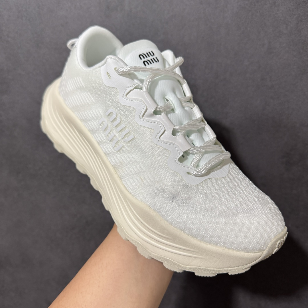 图片[3]-【公司级】MiuMiu缪缪 CALZATURE DONNA 2025秋季新款网面厚底运动休闲女鞋 非常舒适，年度必入款！走秀款，国内外博主刷爆的一款，小红书种草系列，复古又时髦上脚美炸了简约的运动板鞋设计，极具辨识度的鞋舌，打造佛系甜美的休闲风~~上脚气场十足随意搭配。 轻薄复古跑鞋造型 无论是学院风、芭蕾风还是运动风都能轻松驾驭 压花标志性鞋面 采用弹力科技面料舒适透气 聚酯纤维/聚氨酯/热塑性聚氨酯 原版橡胶大底 织物衬里 厚底增高5cm 货号： 5E912D1124HLB341300604 尺码：36～40-选品中心