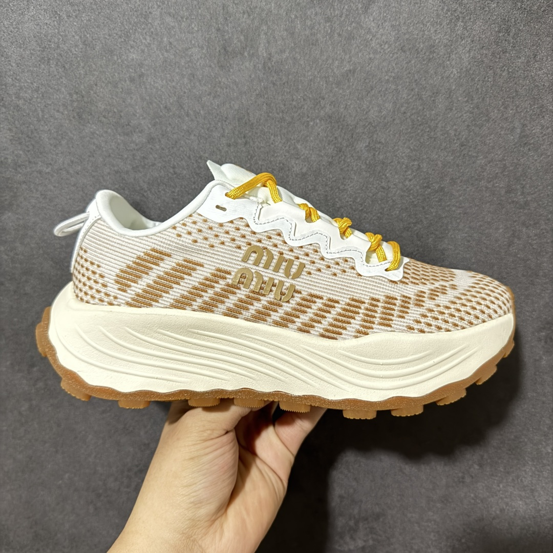 【公司级】MiuMiu缪缪 CALZATURE DONNA 2025秋季新款网面厚底运动休闲女鞋 非常舒适，年度必入款！走秀款，国内外博主刷爆的一款，小红书种草系列，复古又时髦上脚美炸了简约的运动板鞋设计，极具辨识度的鞋舌，打造佛系甜美的休闲风~~上脚气场十足随意搭配。 轻薄复古跑鞋造型 无论是学院风、芭蕾风还是运动风都能轻松驾驭 压花标志性鞋面 采用弹力科技面料舒适透气 聚酯纤维/聚氨酯/热塑性聚氨酯 原版橡胶大底 织物衬里 厚底增高5cm 货号： 5E912D1124HLB341300604 尺码：36～40-选品中心