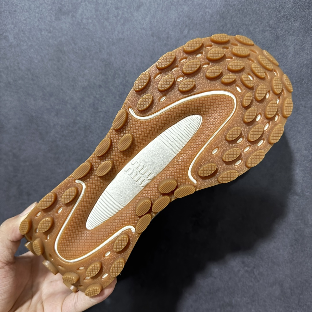 图片[9]-【公司级】MiuMiu缪缪 CALZATURE DONNA 2025秋季新款网面厚底运动休闲女鞋 非常舒适，年度必入款！走秀款，国内外博主刷爆的一款，小红书种草系列，复古又时髦上脚美炸了简约的运动板鞋设计，极具辨识度的鞋舌，打造佛系甜美的休闲风~~上脚气场十足随意搭配。 轻薄复古跑鞋造型 无论是学院风、芭蕾风还是运动风都能轻松驾驭 压花标志性鞋面 采用弹力科技面料舒适透气 聚酯纤维/聚氨酯/热塑性聚氨酯 原版橡胶大底 织物衬里 厚底增高5cm 货号： 5E912D1124HLB341300604 尺码：36～40-选品中心