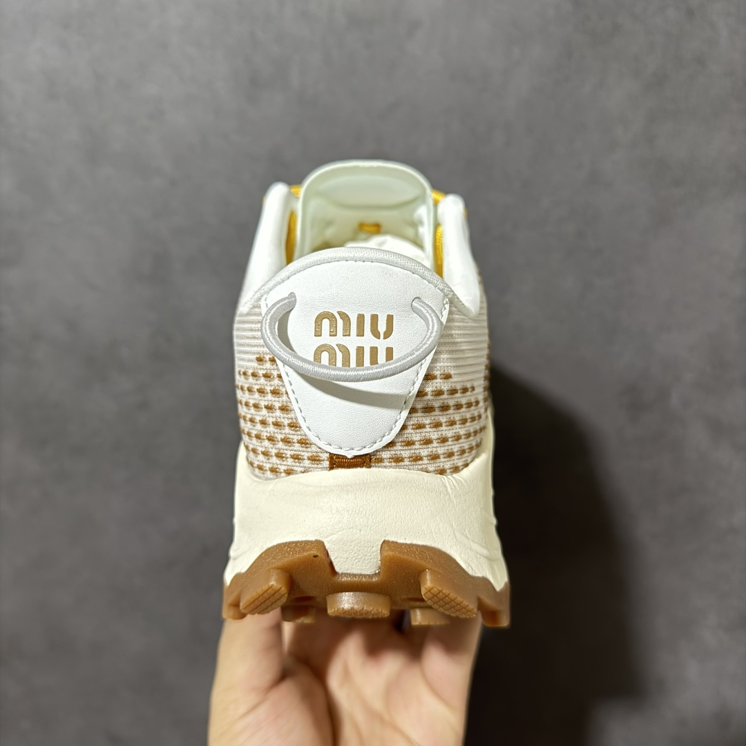 图片[4]-【公司级】MiuMiu缪缪 CALZATURE DONNA 2025秋季新款网面厚底运动休闲女鞋 非常舒适，年度必入款！走秀款，国内外博主刷爆的一款，小红书种草系列，复古又时髦上脚美炸了简约的运动板鞋设计，极具辨识度的鞋舌，打造佛系甜美的休闲风~~上脚气场十足随意搭配。 轻薄复古跑鞋造型 无论是学院风、芭蕾风还是运动风都能轻松驾驭 压花标志性鞋面 采用弹力科技面料舒适透气 聚酯纤维/聚氨酯/热塑性聚氨酯 原版橡胶大底 织物衬里 厚底增高5cm 货号： 5E912D1124HLB341300604 尺码：36～40-选品中心