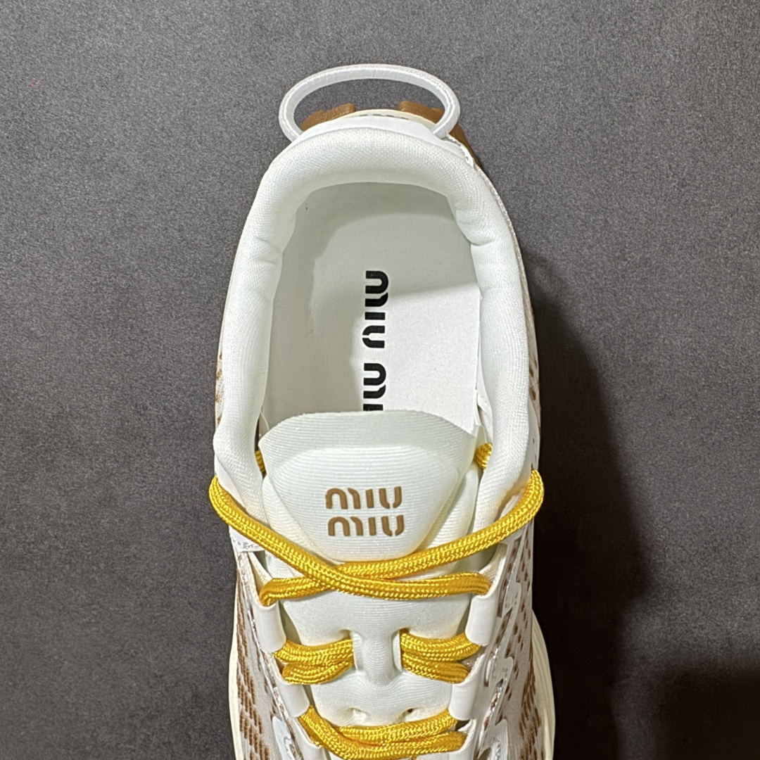 图片[6]-【公司级】MiuMiu缪缪 CALZATURE DONNA 2025秋季新款网面厚底运动休闲女鞋 非常舒适，年度必入款！走秀款，国内外博主刷爆的一款，小红书种草系列，复古又时髦上脚美炸了简约的运动板鞋设计，极具辨识度的鞋舌，打造佛系甜美的休闲风~~上脚气场十足随意搭配。 轻薄复古跑鞋造型 无论是学院风、芭蕾风还是运动风都能轻松驾驭 压花标志性鞋面 采用弹力科技面料舒适透气 聚酯纤维/聚氨酯/热塑性聚氨酯 原版橡胶大底 织物衬里 厚底增高5cm 货号： 5E912D1124HLB341300604 尺码：36～40-选品中心