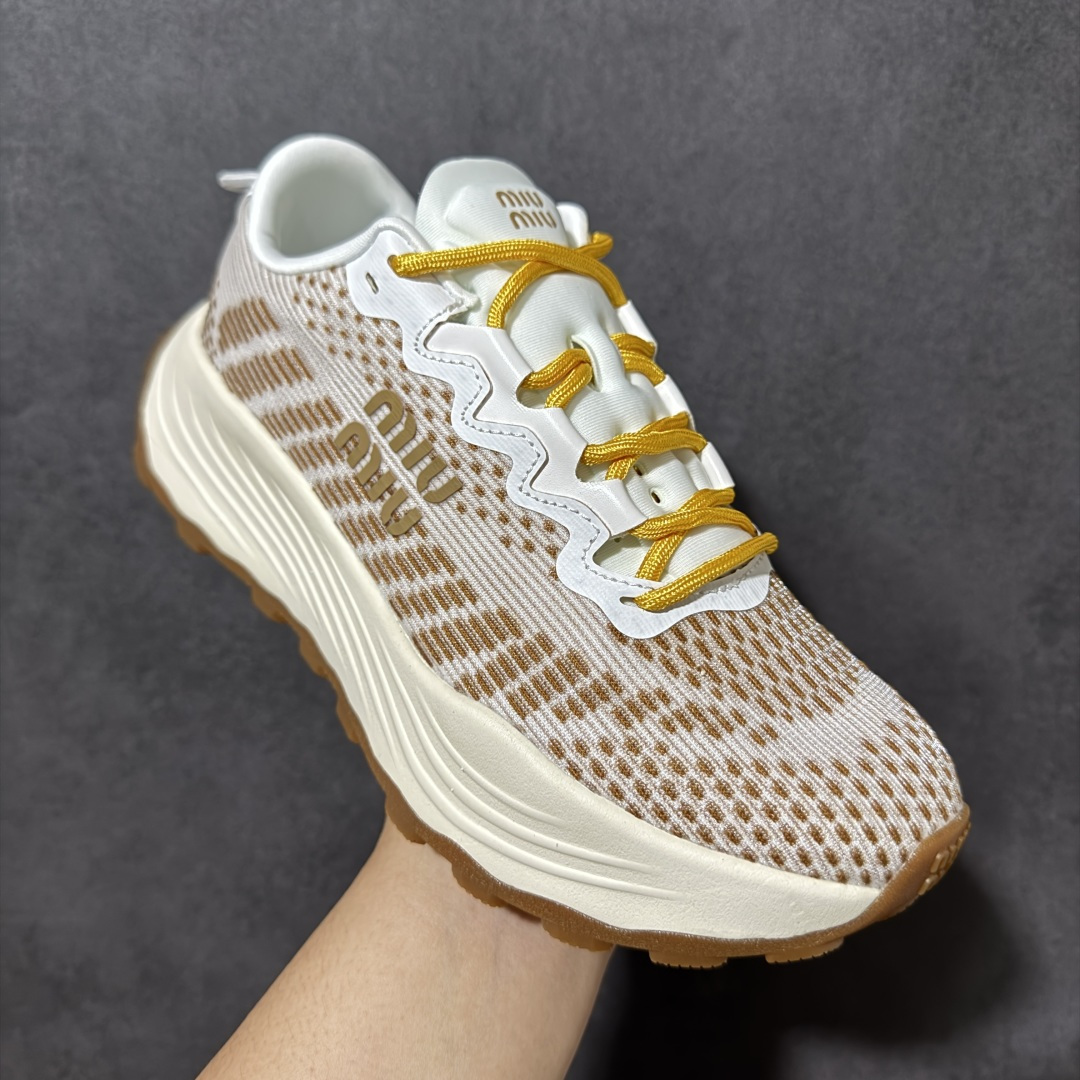 图片[3]-【公司级】MiuMiu缪缪 CALZATURE DONNA 2025秋季新款网面厚底运动休闲女鞋 非常舒适，年度必入款！走秀款，国内外博主刷爆的一款，小红书种草系列，复古又时髦上脚美炸了简约的运动板鞋设计，极具辨识度的鞋舌，打造佛系甜美的休闲风~~上脚气场十足随意搭配。 轻薄复古跑鞋造型 无论是学院风、芭蕾风还是运动风都能轻松驾驭 压花标志性鞋面 采用弹力科技面料舒适透气 聚酯纤维/聚氨酯/热塑性聚氨酯 原版橡胶大底 织物衬里 厚底增高5cm 货号： 5E912D1124HLB341300604 尺码：36～40-选品中心