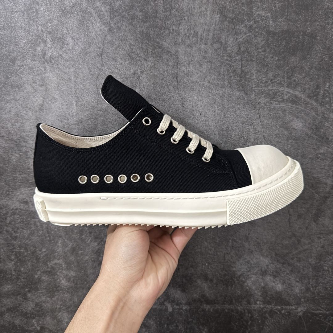 【莞产G版】RO / Rick Owens 瑞克·欧文斯【主线】帆布四孔 长舌新款低帮/经典底/细鞋带款 【皮料】 东莞原厂进口定制面料 【三角标】长绒灰白麂皮头层小牛皮，厚切1.2mm。 【鞋带】 鞋带采用水染定织法工艺，高密度之下，透出光泽感！ 【鞋头】 原厂楦头定型，优雅大幅度上翘弧度！ 【鞋舌】 内里和后跟包裹是全牛皮，一整张牛皮切割，无拼皮、无边角料皮！ 【鞋底】TPU大底奶香味！硬度、肤感一比一！鞋底logo钢印清晰正确！ 【鞋垫】整张牛皮鞋垫 + 3层夹心泡棉材质（白+粉色），独家私人开模冲孔！ 【尺码】 ：36 37 38 39 40 41 42 43 44 45 46！-选品中心