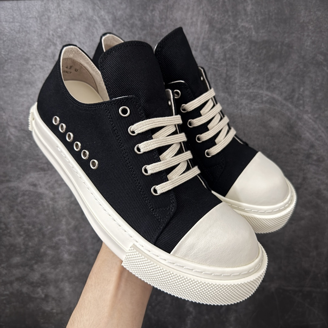 【莞产G版】RO / Rick Owens 瑞克·欧文斯【主线】帆布四孔 长舌新款低帮/经典底/细鞋带款 【皮料】 东莞原厂进口定制面料 【三角标】长绒灰白麂皮头层小牛皮，厚切1.2mm。 【鞋带】 鞋带采用水染定织法工艺，高密度之下，透出光泽感！ 【鞋头】 原厂楦头定型，优雅大幅度上翘弧度！ 【鞋舌】 内里和后跟包裹是全牛皮，一整张牛皮切割，无拼皮、无边角料皮！ 【鞋底】TPU大底奶香味！硬度、肤感一比一！鞋底logo钢印清晰正确！ 【鞋垫】整张牛皮鞋垫 + 3层夹心泡棉材质（白+粉色），独家私人开模冲孔！ 【尺码】 ：36 37 38 39 40 41 42 43 44 45 46！-选品中心
