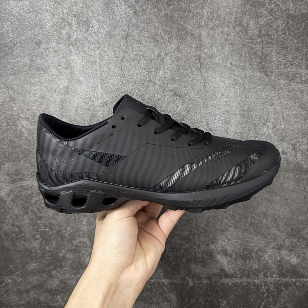 【公司级】DESCENTE 迪桑特 Chron Velo 城市通勤 户外低帮透气运动户外鞋 超透气网面 独特不对称绑带设计 中底搭载迪桑特的 LAVITATE 缓震科技，脚感软弹且回弹迅速，长距离跑步或日常暴走都能有效缓解足部压力。外底采用耐磨橡胶材质，纹路专为湿滑路面和柏油路优化，抓地力强，无论是跑步还是日常通勤都很合适。 尺码：39 40 41 42 43 44-选品中心
